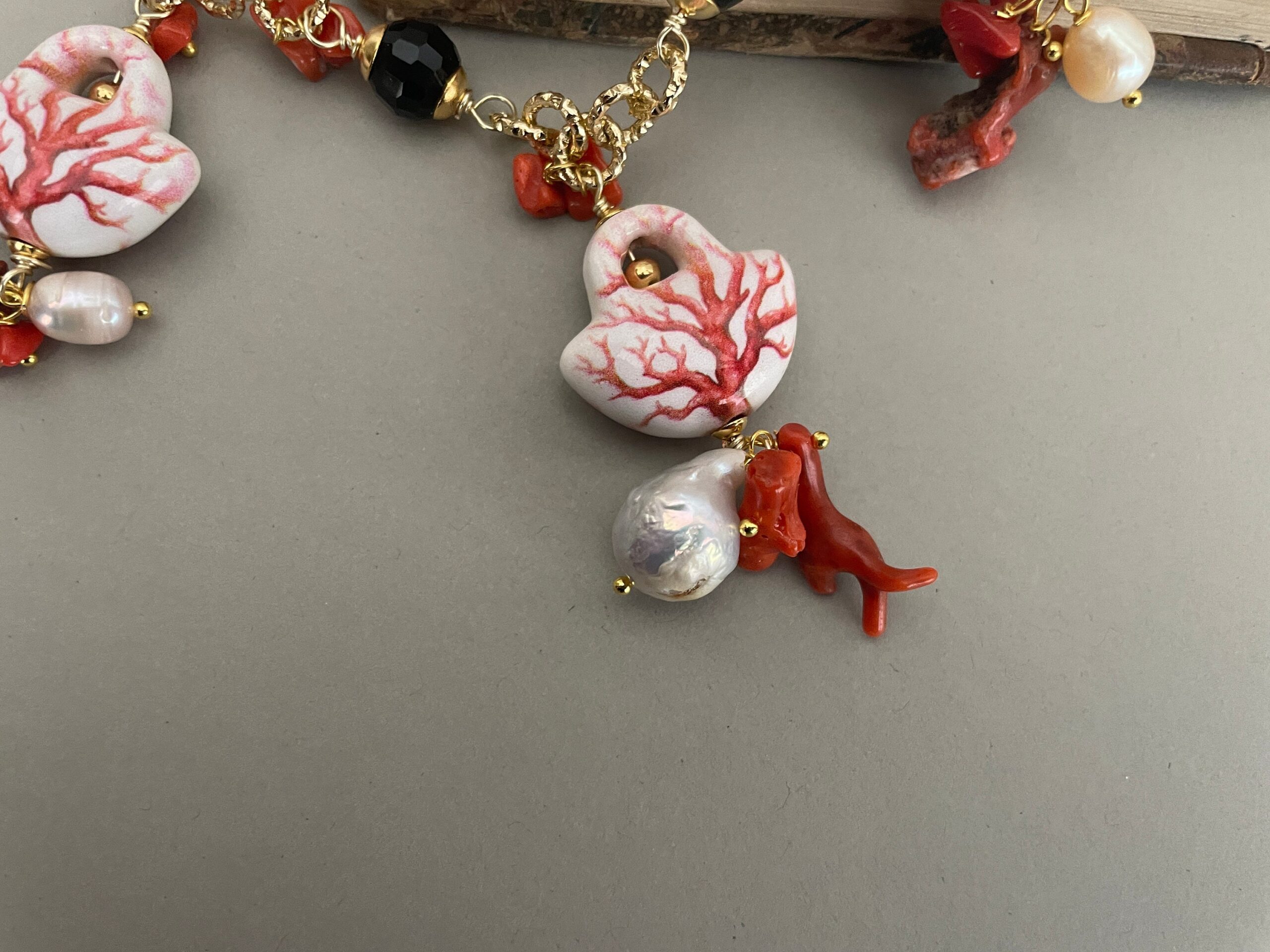 Collana siciliana Caltagirone, catena alluminio dorato ipoallergenico, borsette ceramica, perle barocche e onice. Collane caratteristiche siciliane