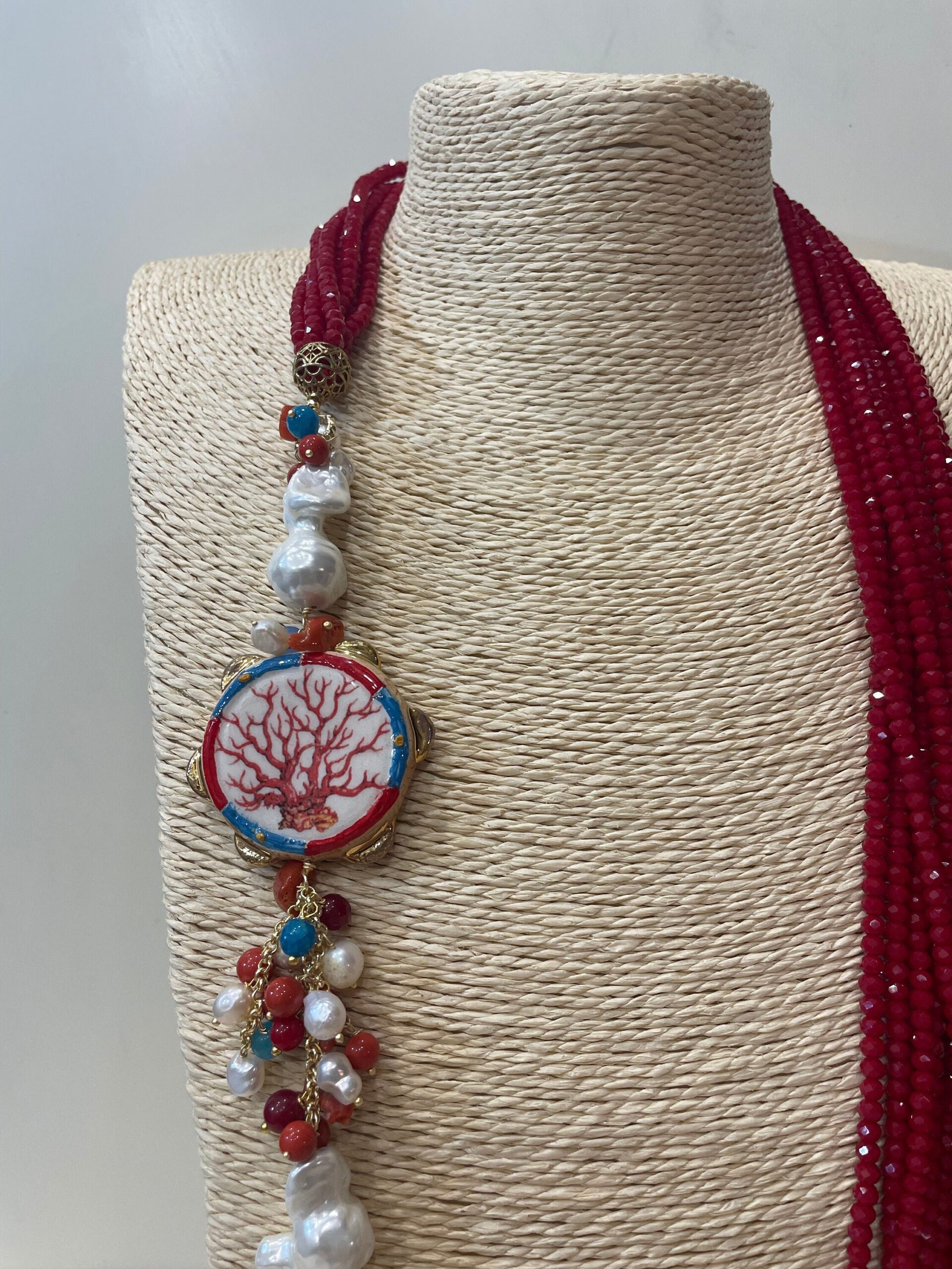 Collana multifilo con cristalli,  collana lunga con tamburello di ceramica di Caltagirone, perle scaramazze e pietre dure. Collane caratteristiche siciliane