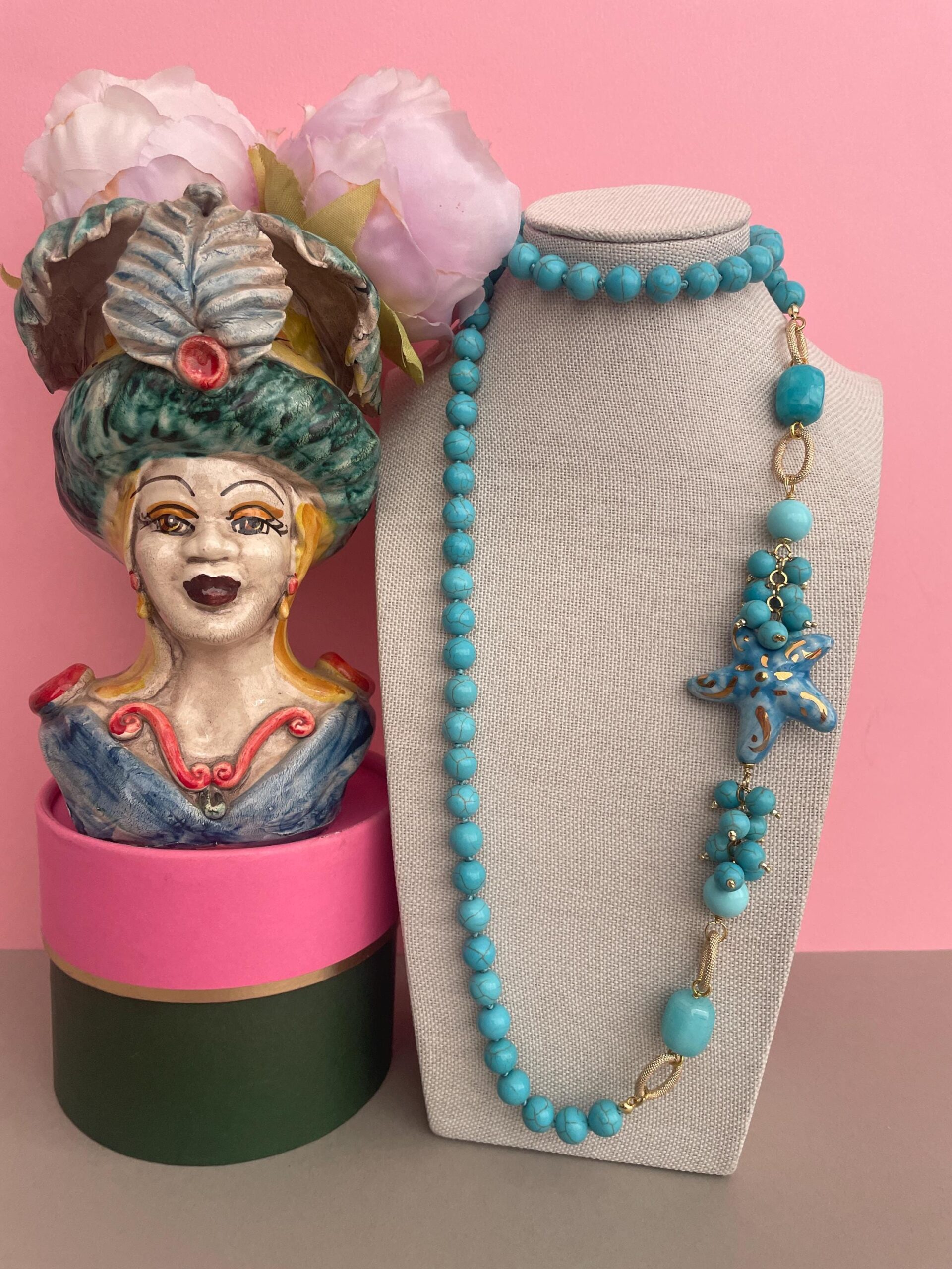 Collana siciliana con perle turchesi, Stella di ceramica di Caltagirone, collana annodata a mano. Collane caratteristiche siciliane