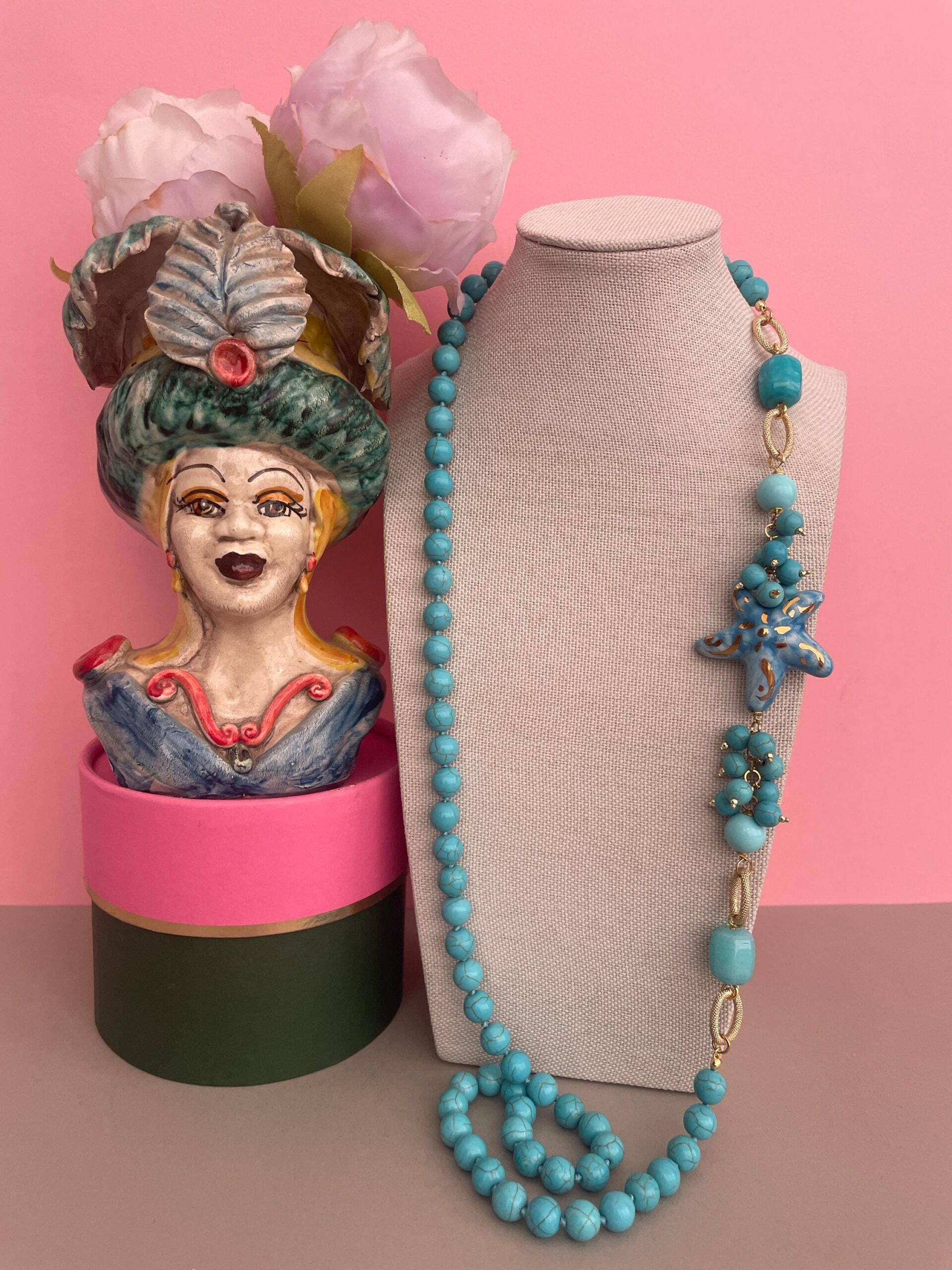 Collana siciliana con perle turchesi, Stella di ceramica di Caltagirone, collana annodata a mano. Collane caratteristiche siciliane