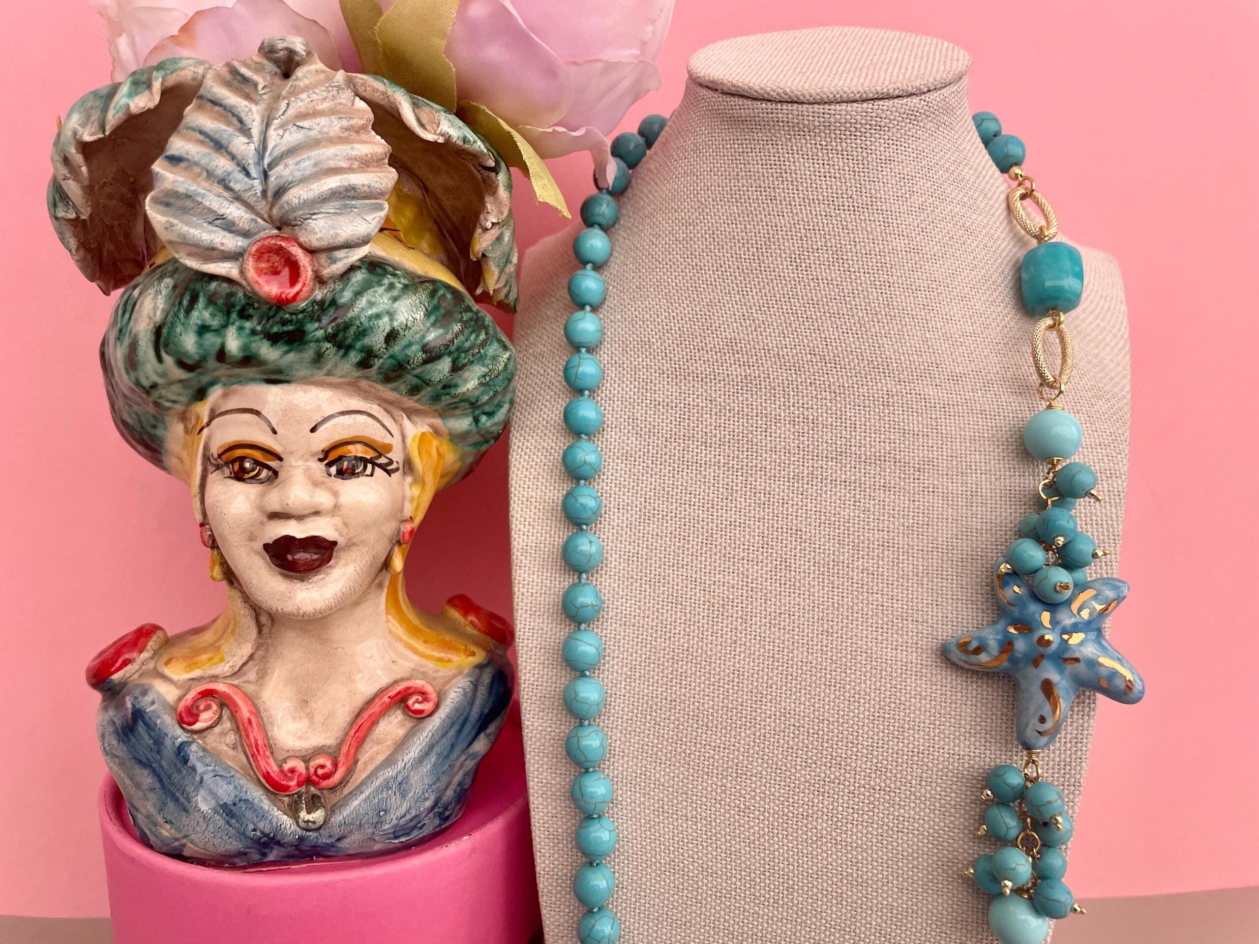Collana siciliana con perle turchesi, Stella di ceramica di Caltagirone, collana annodata a mano. Collane caratteristiche siciliane