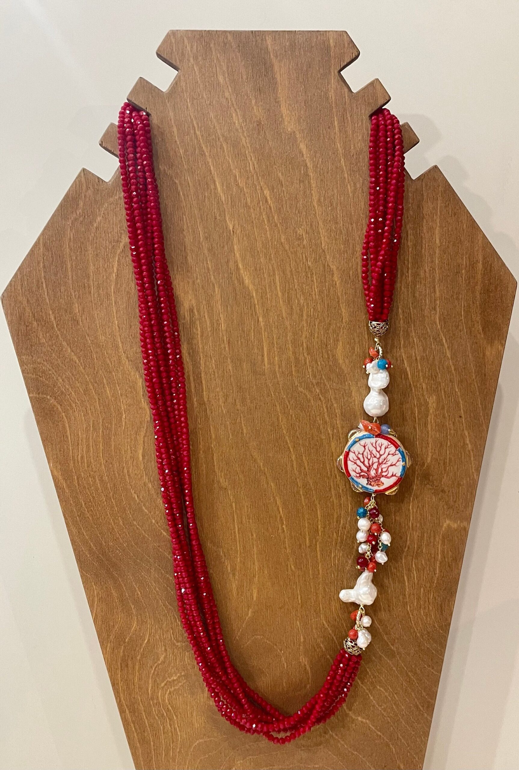 Collana multifilo con cristalli,  collana lunga con tamburello di ceramica di Caltagirone, perle scaramazze e pietre dure. Collane caratteristiche siciliane