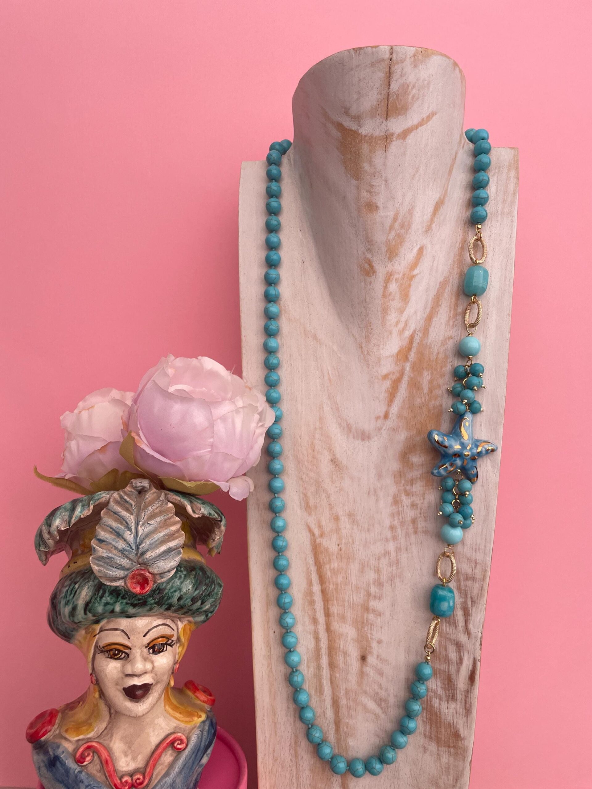 Collana siciliana con perle turchesi, Stella di ceramica di Caltagirone, collana annodata a mano. Collane caratteristiche siciliane
