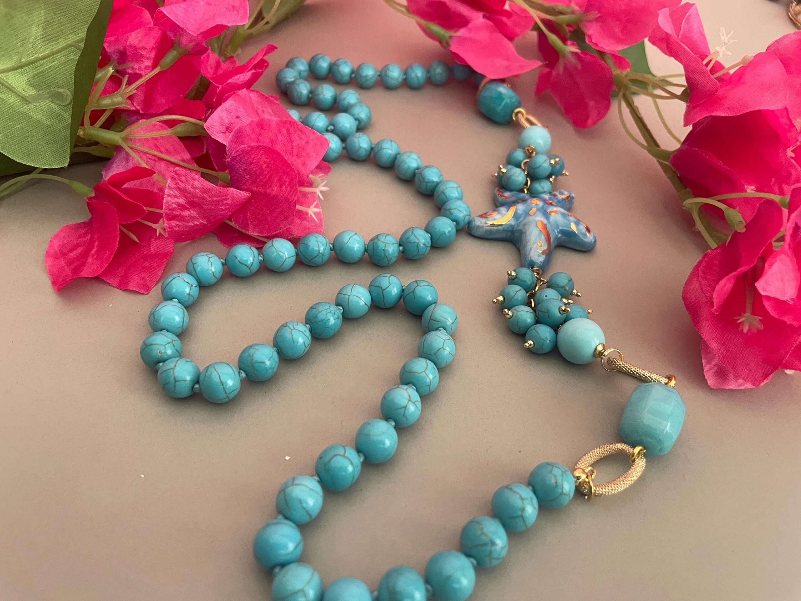 Collana siciliana con perle turchesi, Stella di ceramica di Caltagirone, collana annodata a mano. Collane caratteristiche siciliane