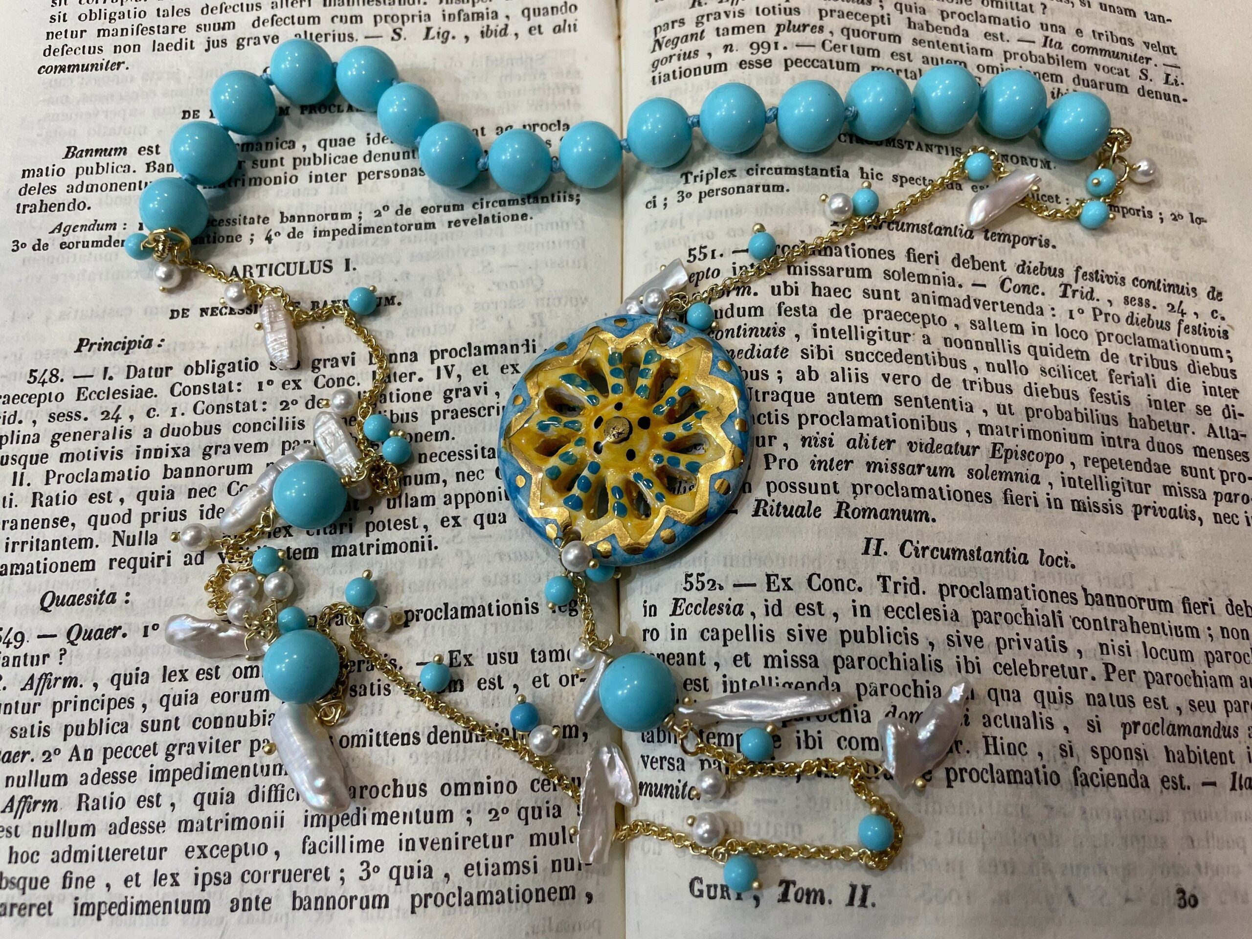 Collana siciliana con perle turchesi, ruota di carretto in ceramica di Caltagirone, perle scaramazze e perle di fiume. regalo per lei. Collane caratteristiche siciliane
