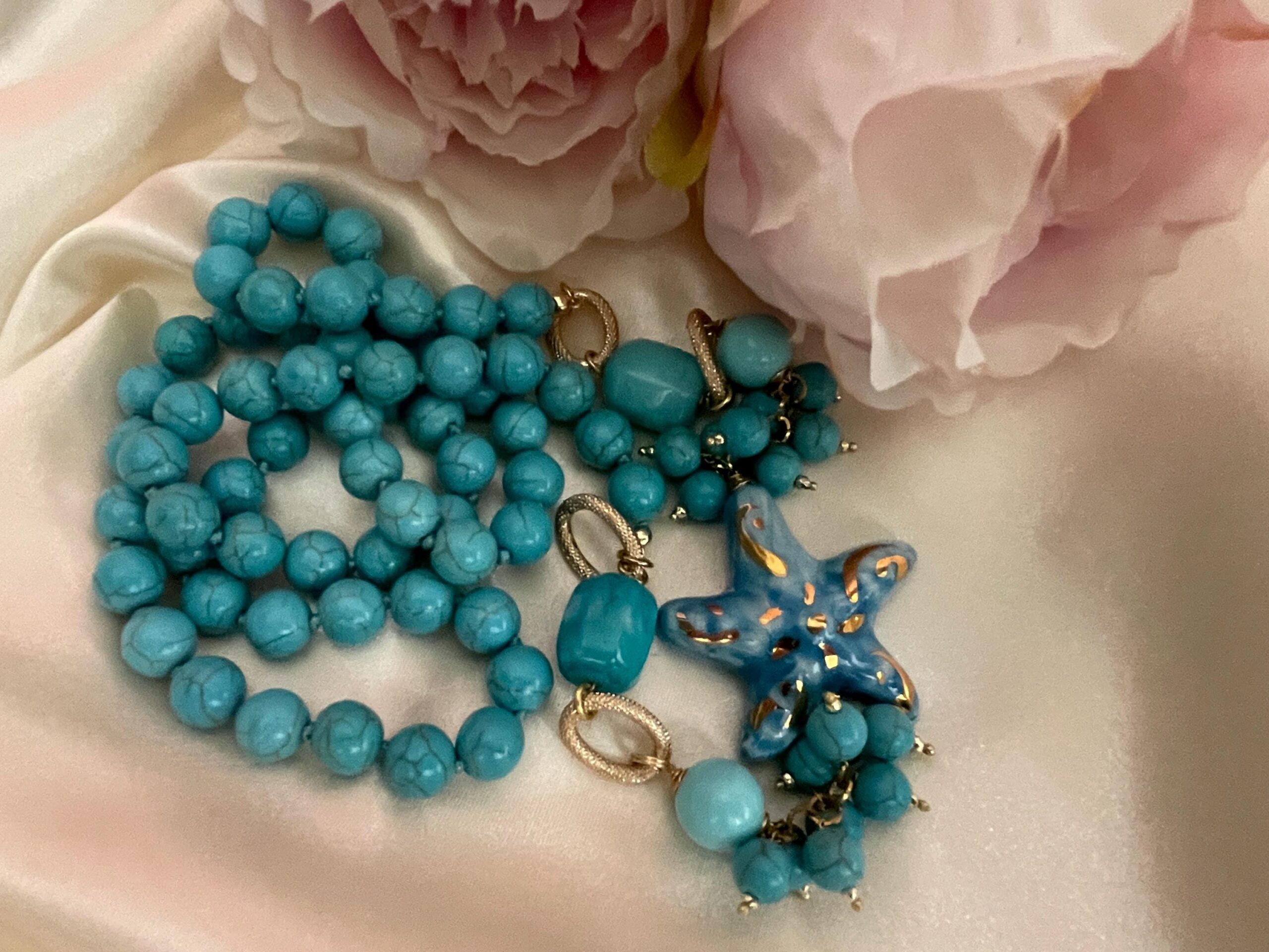 Collana siciliana con perle turchesi, Stella di ceramica di Caltagirone, collana annodata a mano. Collane caratteristiche siciliane