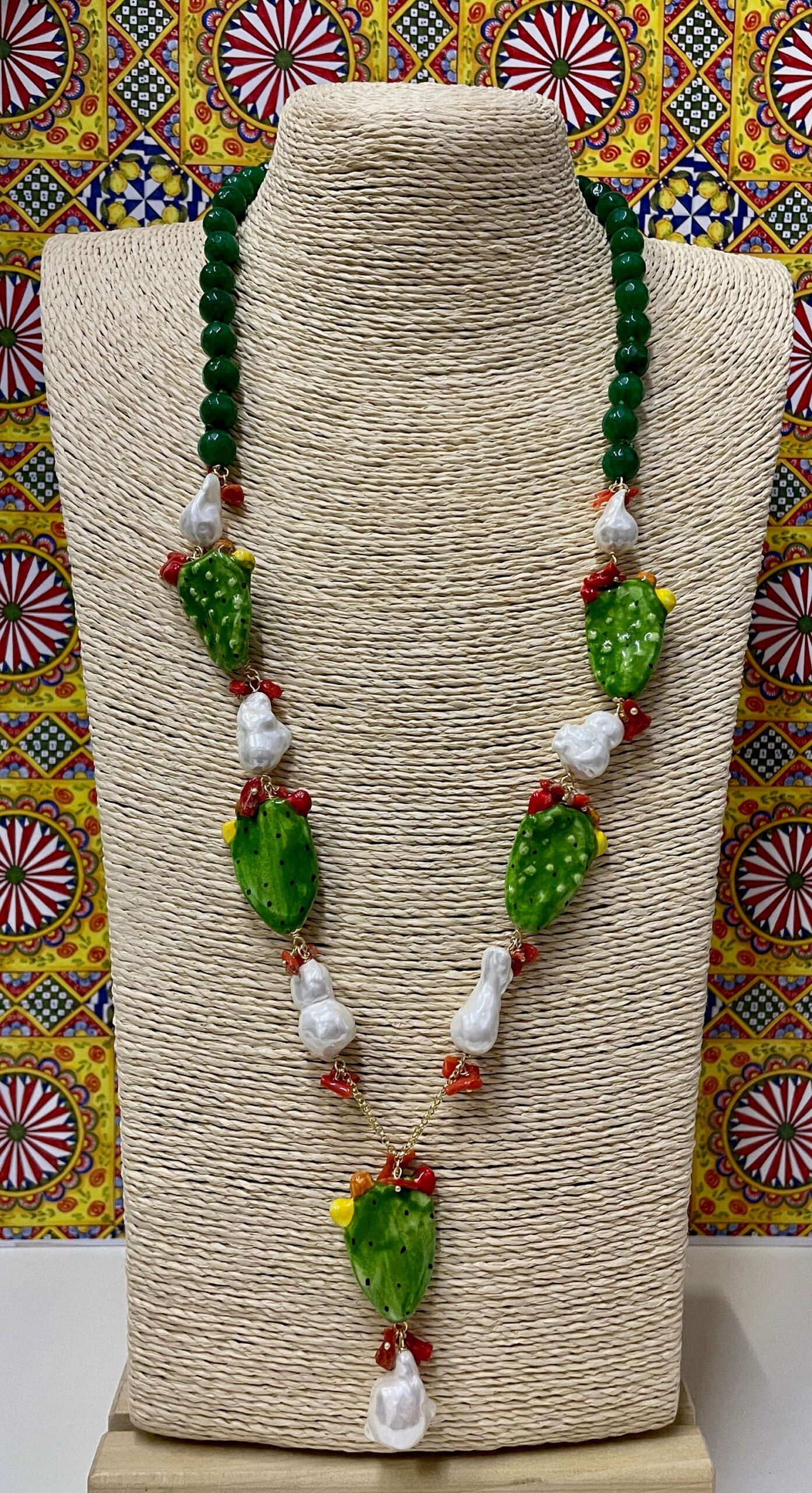 Collana siciliana agata verde, con ciondolo, fichi d’india in ceramica di Caltagirone, perle scaramazze. Collane caratteristiche siciliane
