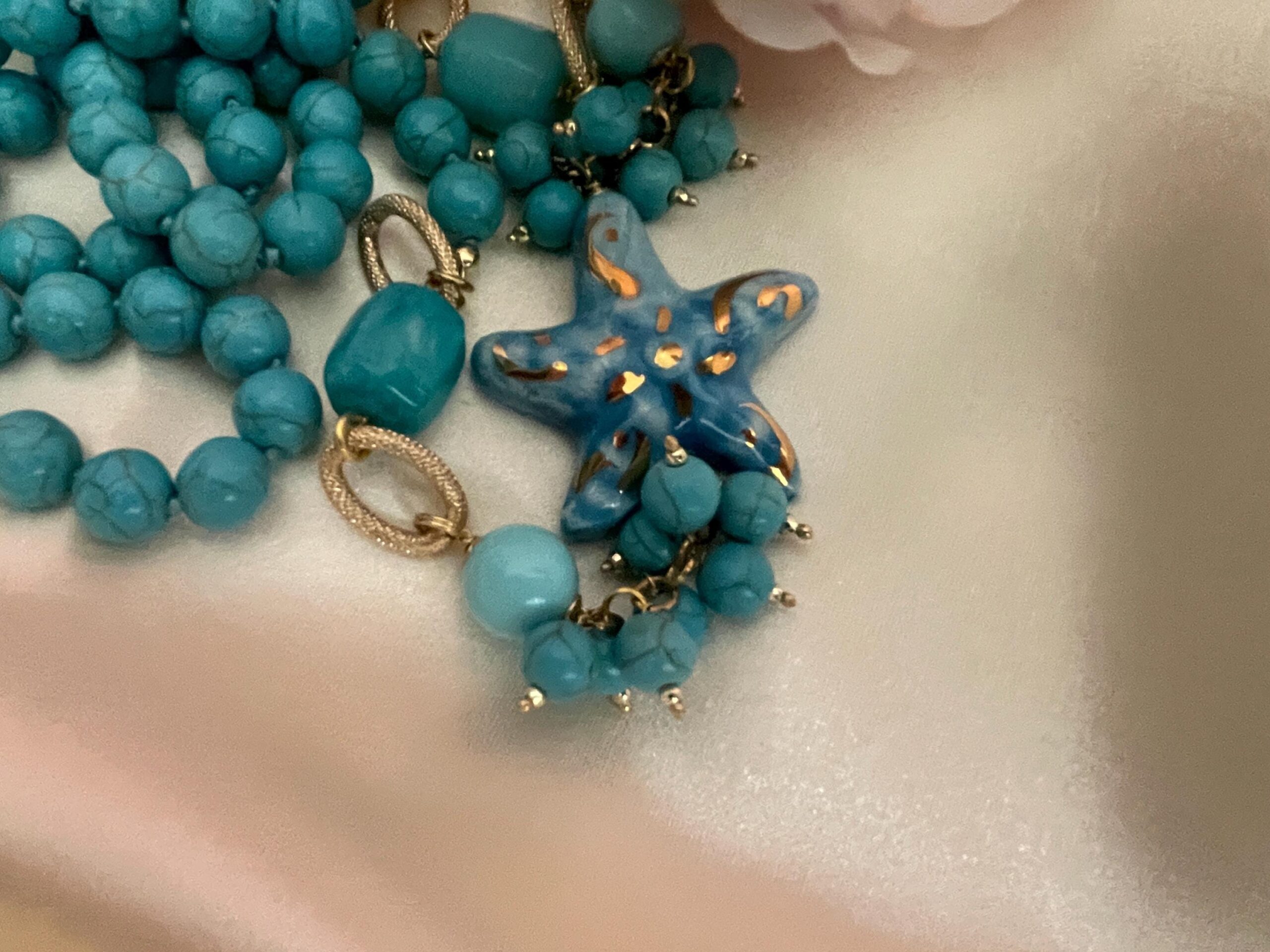 Collana siciliana con perle turchesi, Stella di ceramica di Caltagirone, collana annodata a mano. Collane caratteristiche siciliane
