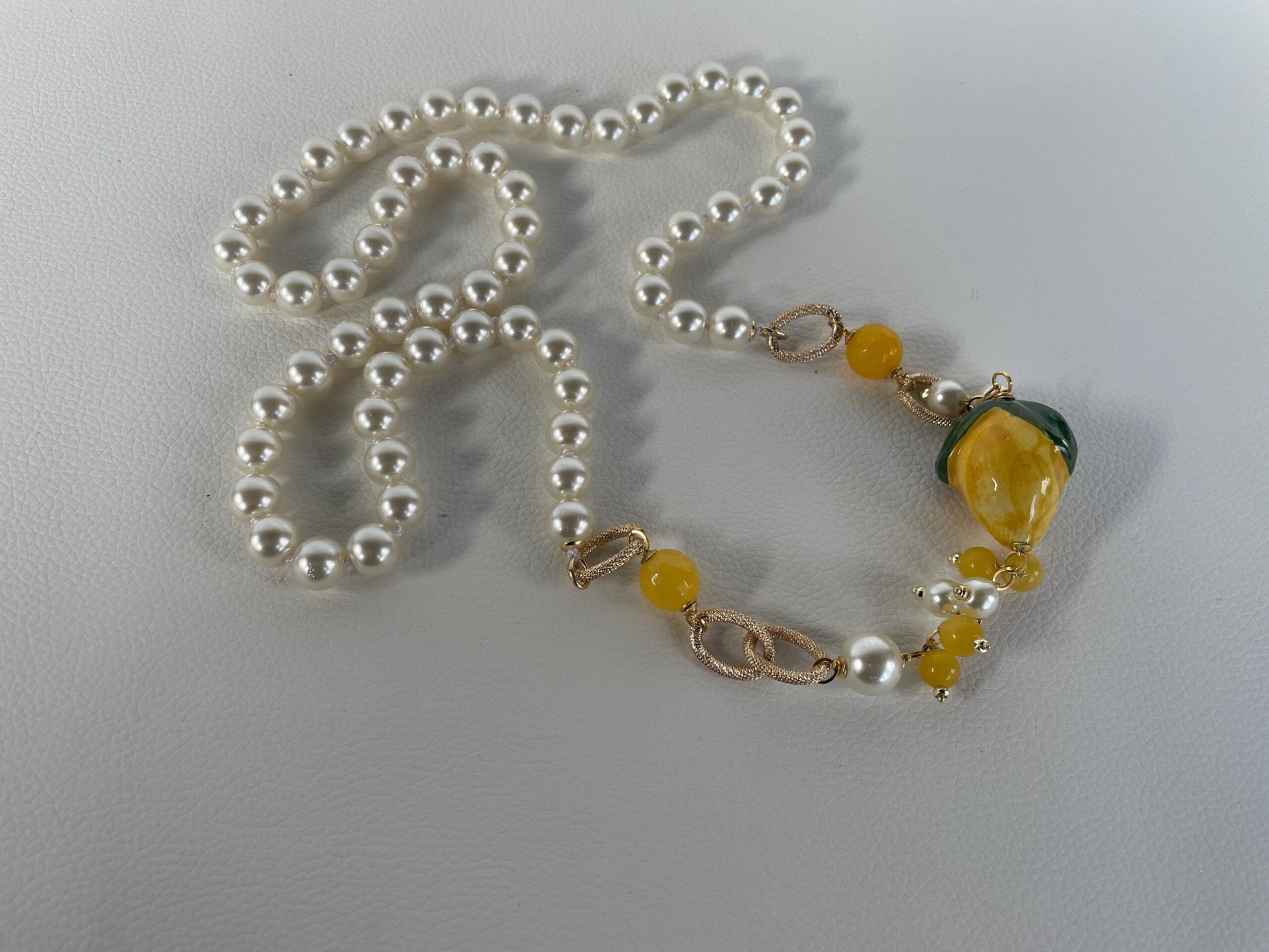 Collana siciliana, collana con perle Maiorca, collana annodata a mano, limone ceramica di Caltagirone, grappoli di perle e Agata gialla. Collane caratteristiche siciliane