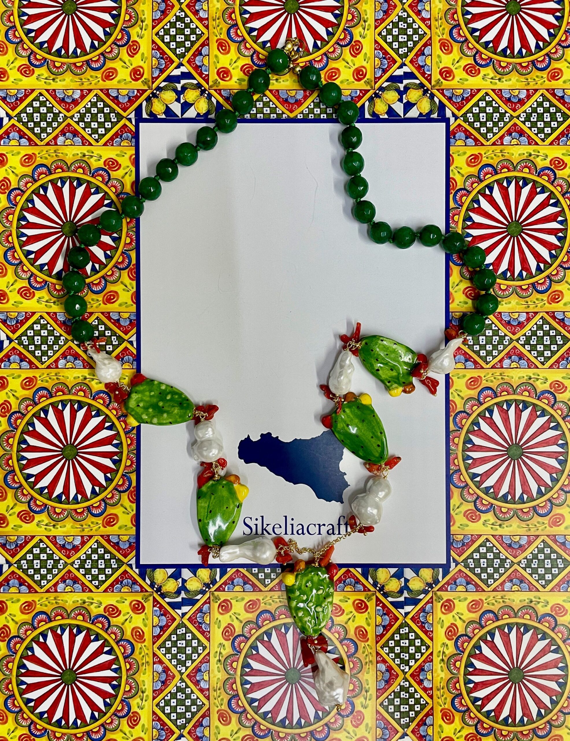 Collana siciliana agata verde, con ciondolo, fichi d’india in ceramica di Caltagirone, perle scaramazze. Collane caratteristiche siciliane