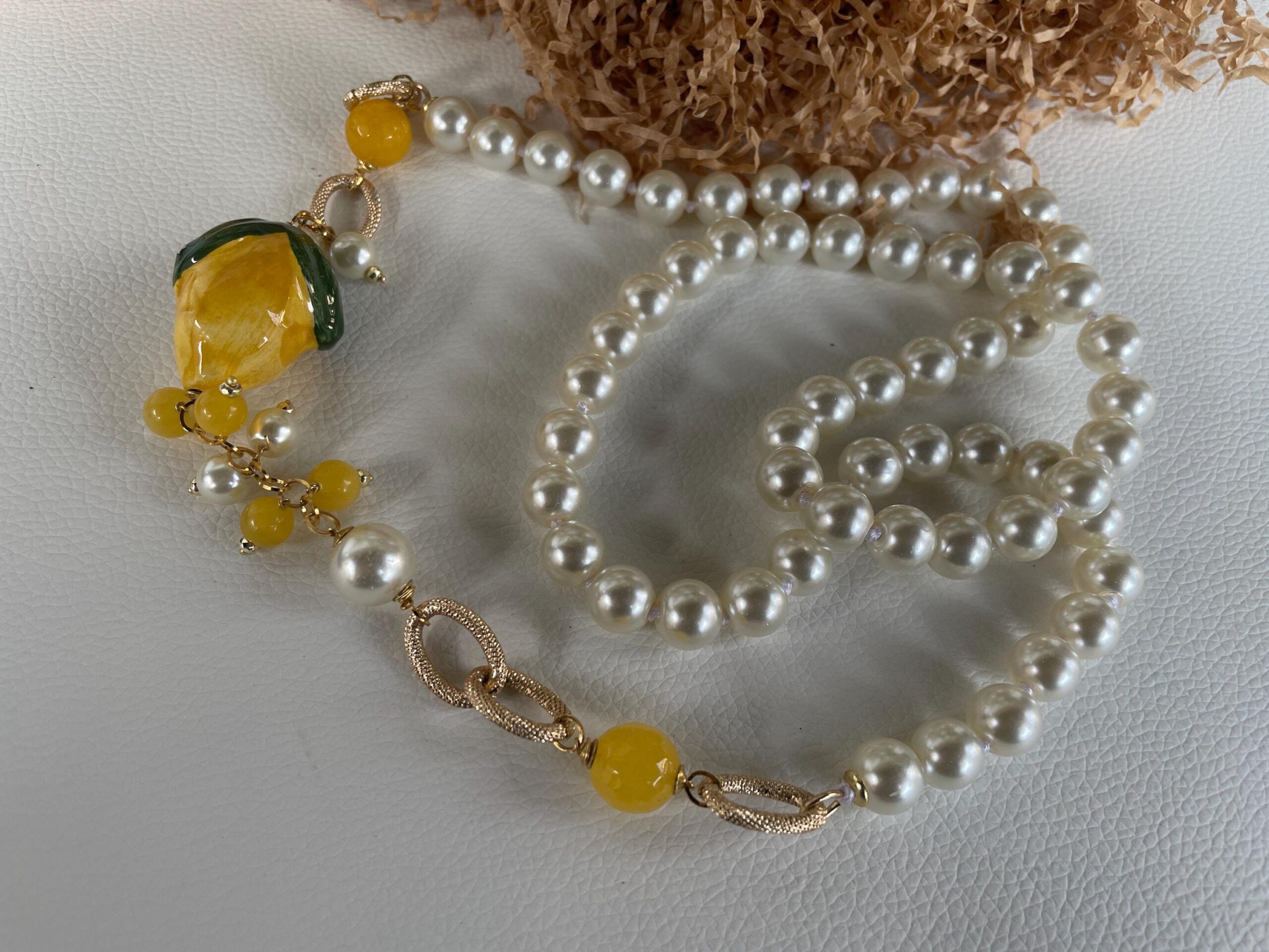 Collana siciliana, collana con perle Maiorca, collana annodata a mano, limone ceramica di Caltagirone, grappoli di perle e Agata gialla. Collane caratteristiche siciliane