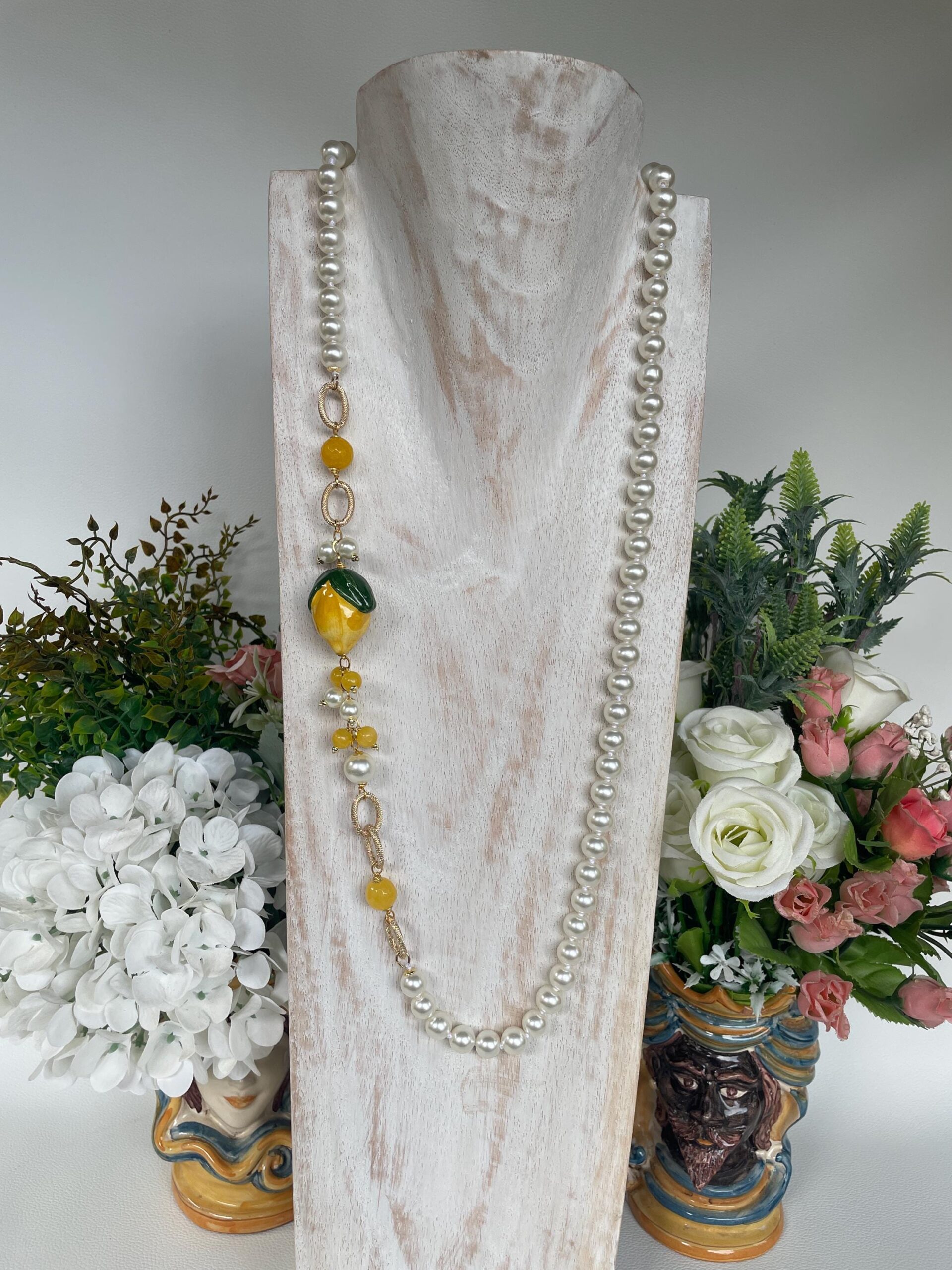 Collana siciliana, collana con perle Maiorca, collana annodata a mano, limone ceramica di Caltagirone, grappoli di perle e Agata gialla. Collane caratteristiche siciliane