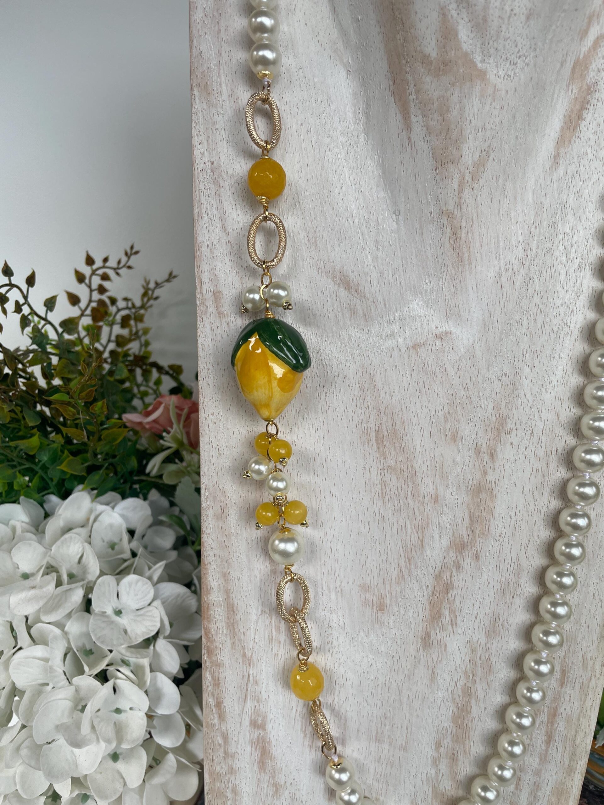 Collana siciliana, collana con perle Maiorca, collana annodata a mano, limone ceramica di Caltagirone, grappoli di perle e Agata gialla. Collane caratteristiche siciliane