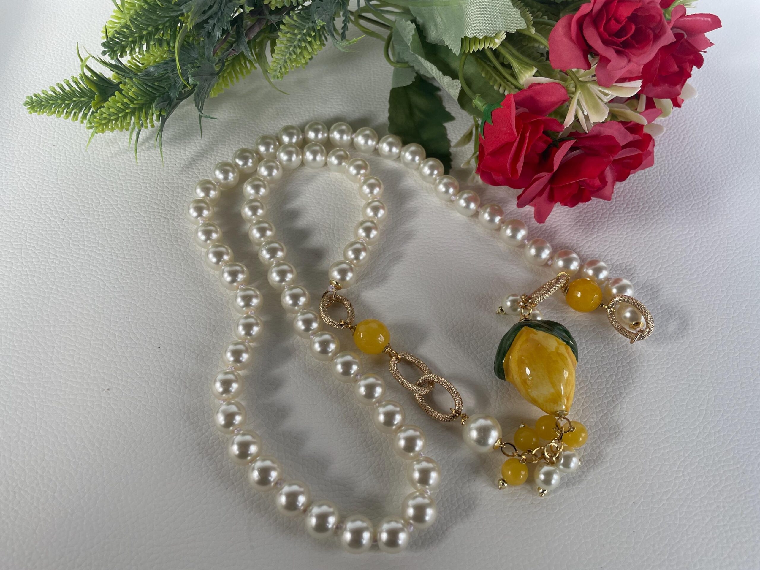 Collana siciliana, collana con perle Maiorca, collana annodata a mano, limone ceramica di Caltagirone, grappoli di perle e Agata gialla. Collane caratteristiche siciliane