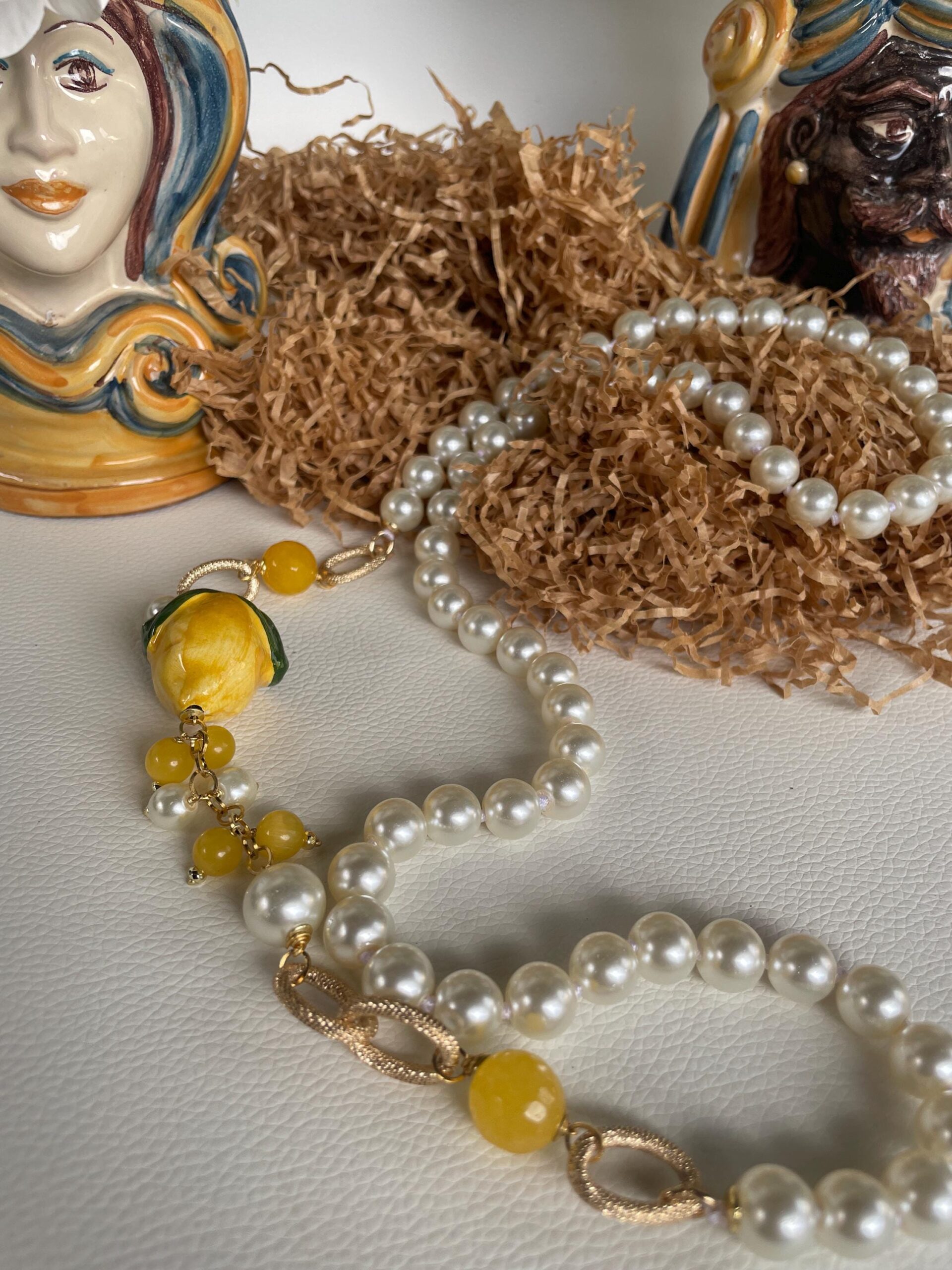 Collana siciliana, collana con perle Maiorca, collana annodata a mano, limone ceramica di Caltagirone, grappoli di perle e Agata gialla. Collane caratteristiche siciliane