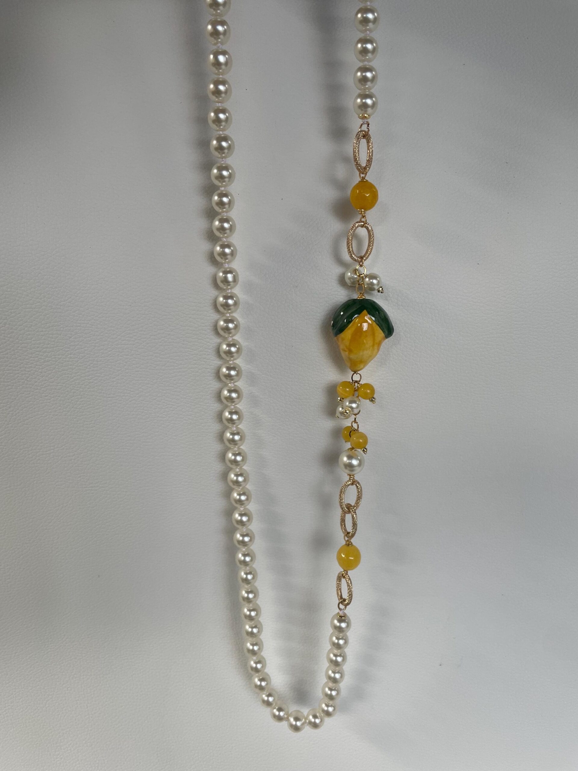Collana siciliana, collana con perle Maiorca, collana annodata a mano, limone ceramica di Caltagirone, grappoli di perle e Agata gialla. Collane caratteristiche siciliane