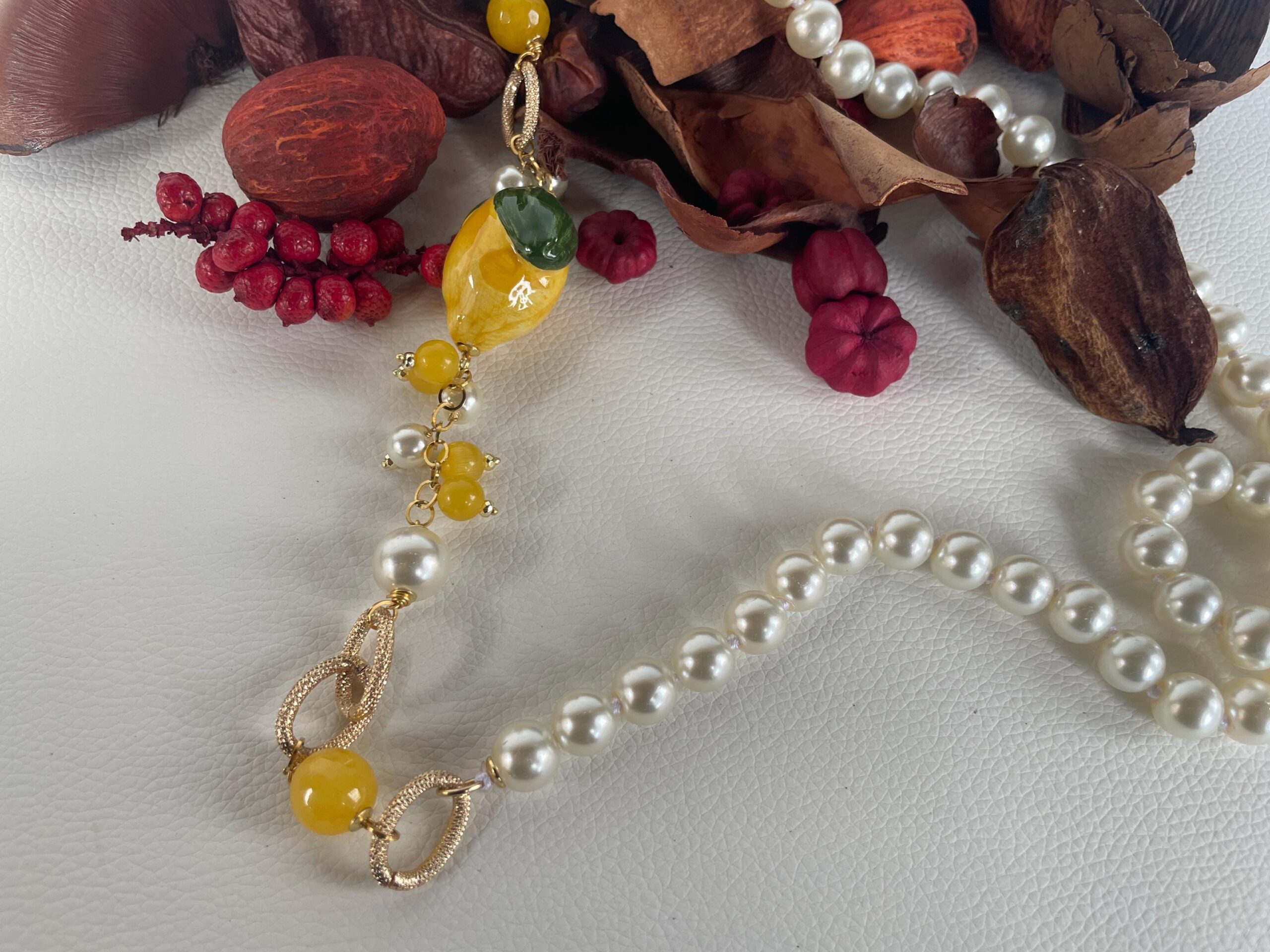 Collana siciliana, collana con perle Maiorca, collana annodata a mano, limone ceramica di Caltagirone, grappoli di perle e Agata gialla. Collane caratteristiche siciliane