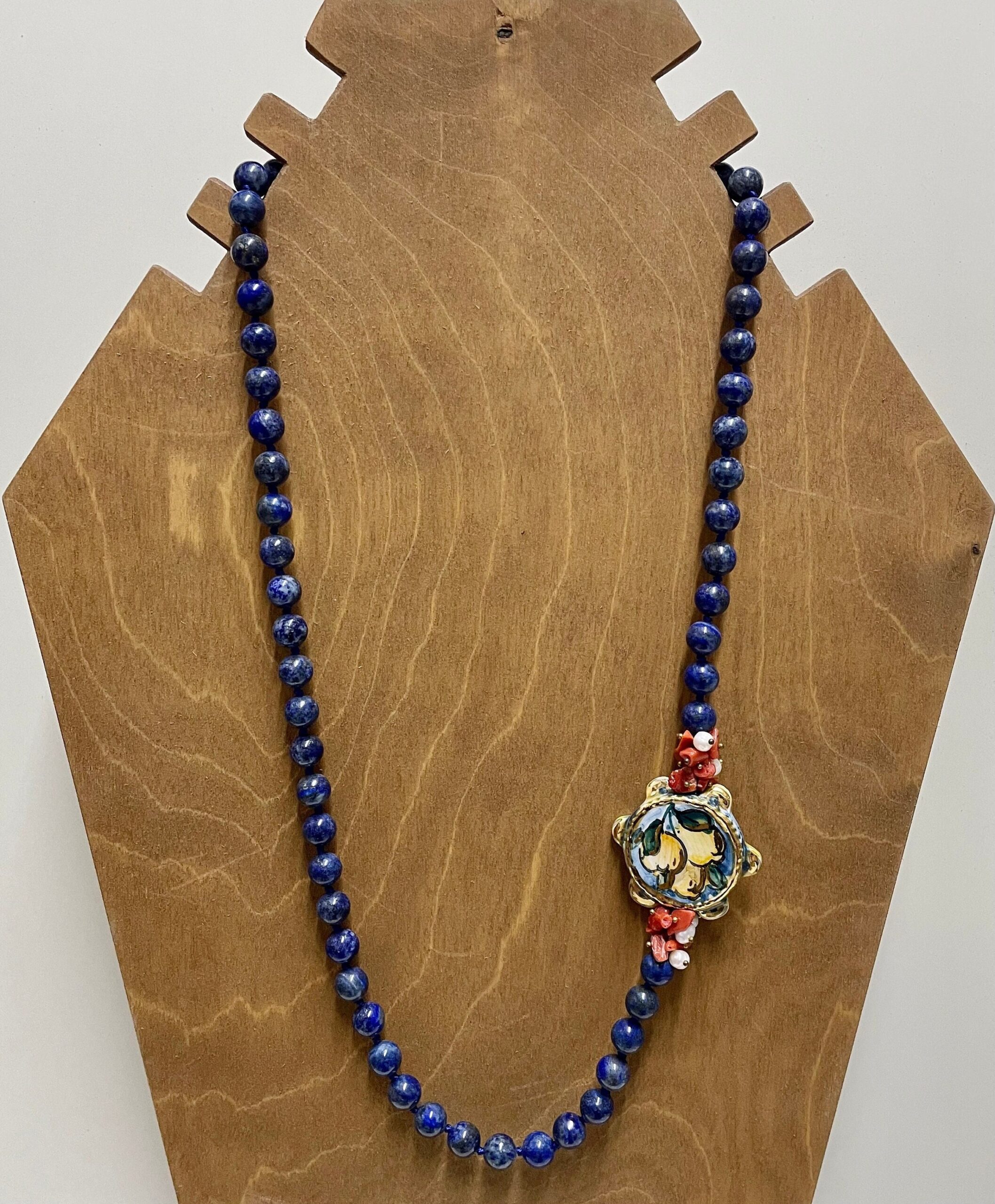 Collana siciliana, collana annodata a mano, collana di lapislazzuli, tamburello di ceramica Caltagirone, collana elegante, regalo per lei. Collane caratteristiche siciliane