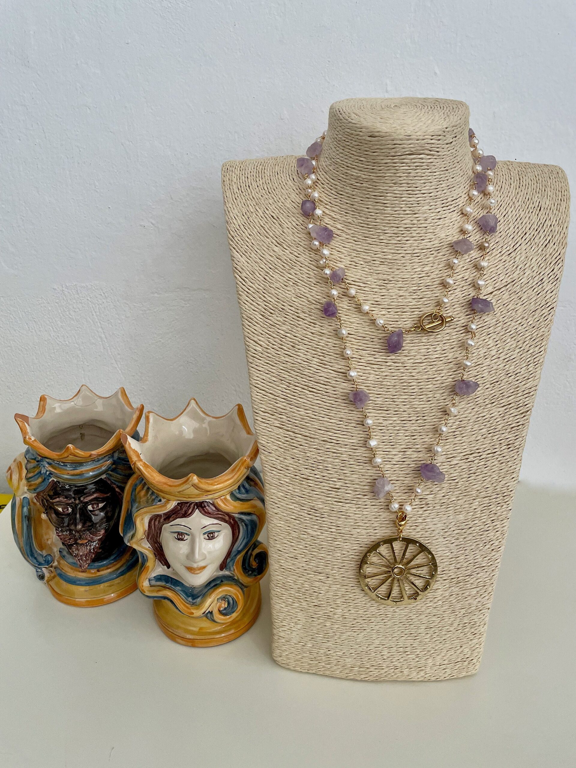 Collana siciliana con sassi di ametista, perle di fiume e ciondolo ruota di carretto. Collane caratteristiche siciliane