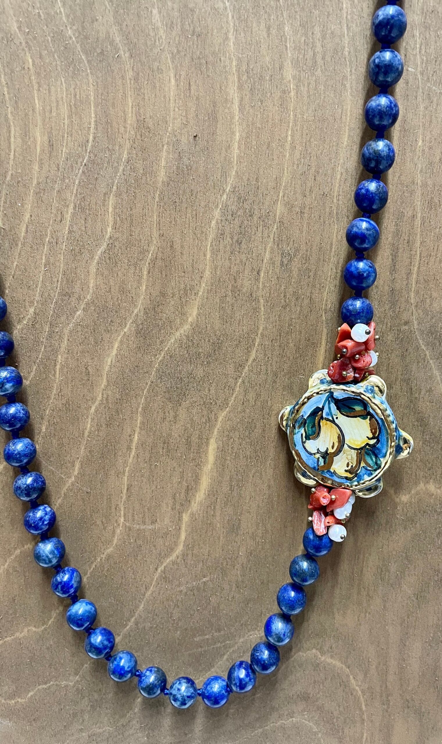 Collana siciliana, collana annodata a mano, collana di lapislazzuli, tamburello di ceramica Caltagirone, collana elegante, regalo per lei. Collane caratteristiche siciliane