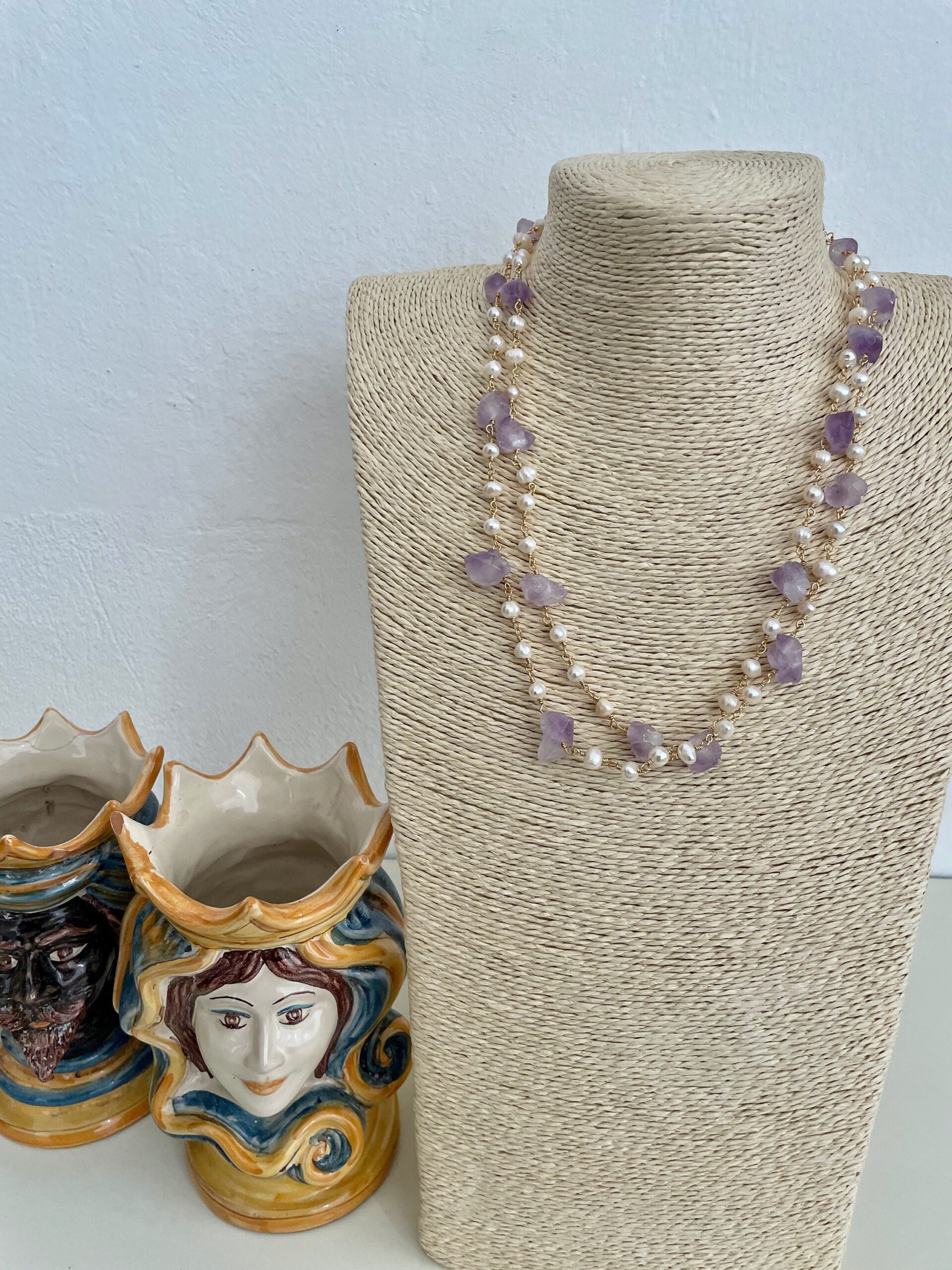 Collana siciliana con sassi di ametista, perle di fiume e ciondolo ruota di carretto. Collane caratteristiche siciliane
