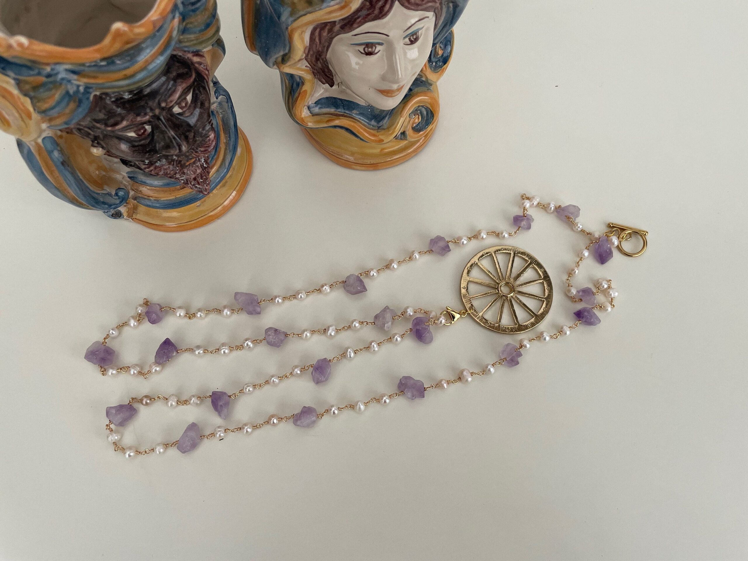 Collana siciliana con sassi di ametista, perle di fiume e ciondolo ruota di carretto. Collane caratteristiche siciliane
