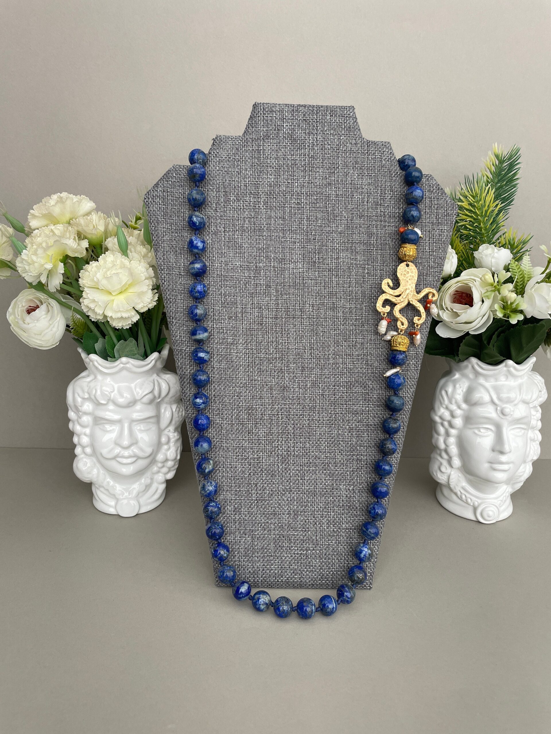 Collana siciliana, collana annodata a mano, collana di lapislazzuli, grande polipo di Zama oro, collana elegante, regalo per lei. Collane caratteristiche siciliane