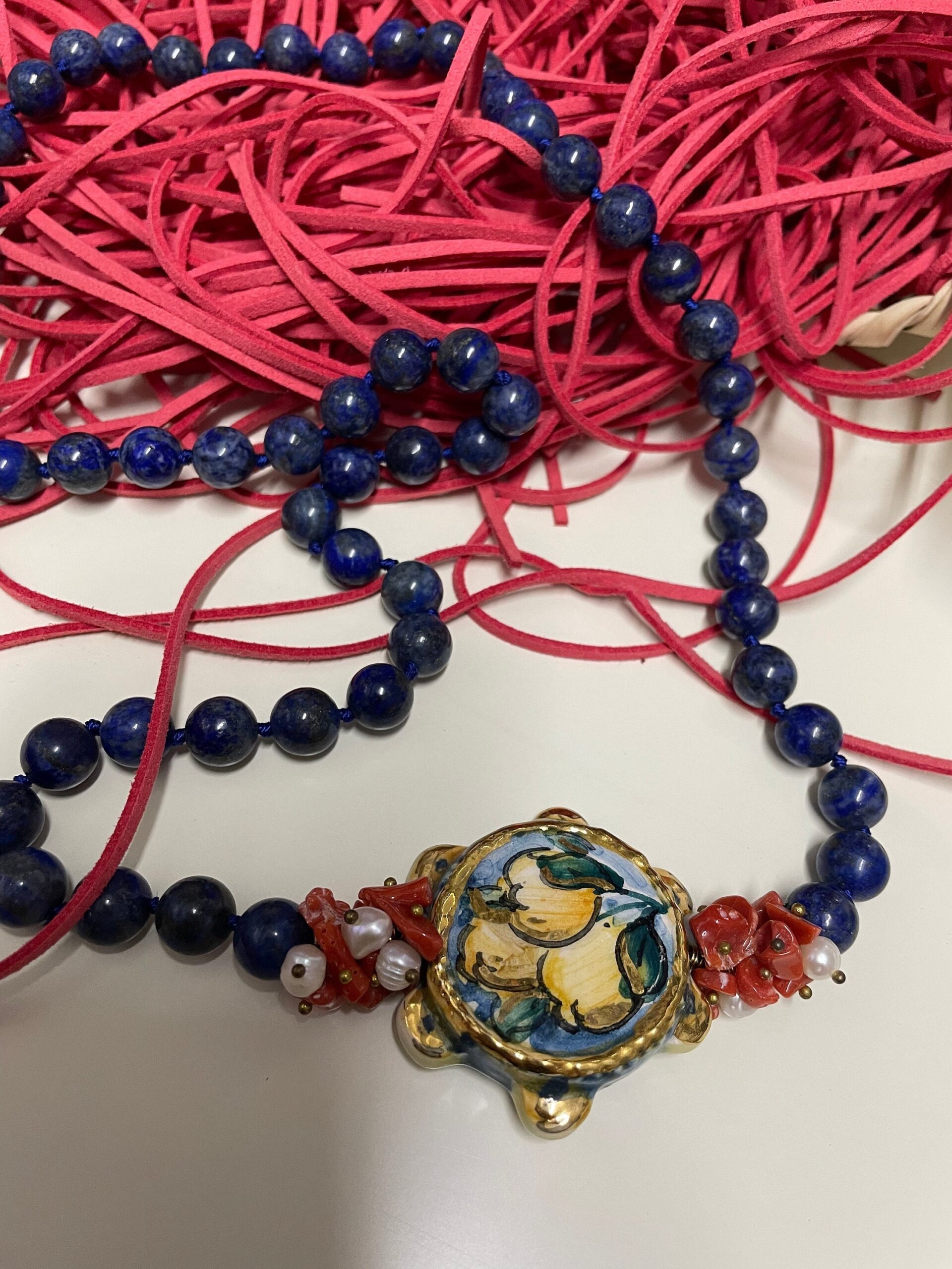 Collana siciliana, collana annodata a mano, collana di lapislazzuli, tamburello di ceramica Caltagirone, collana elegante, regalo per lei. Collane caratteristiche siciliane