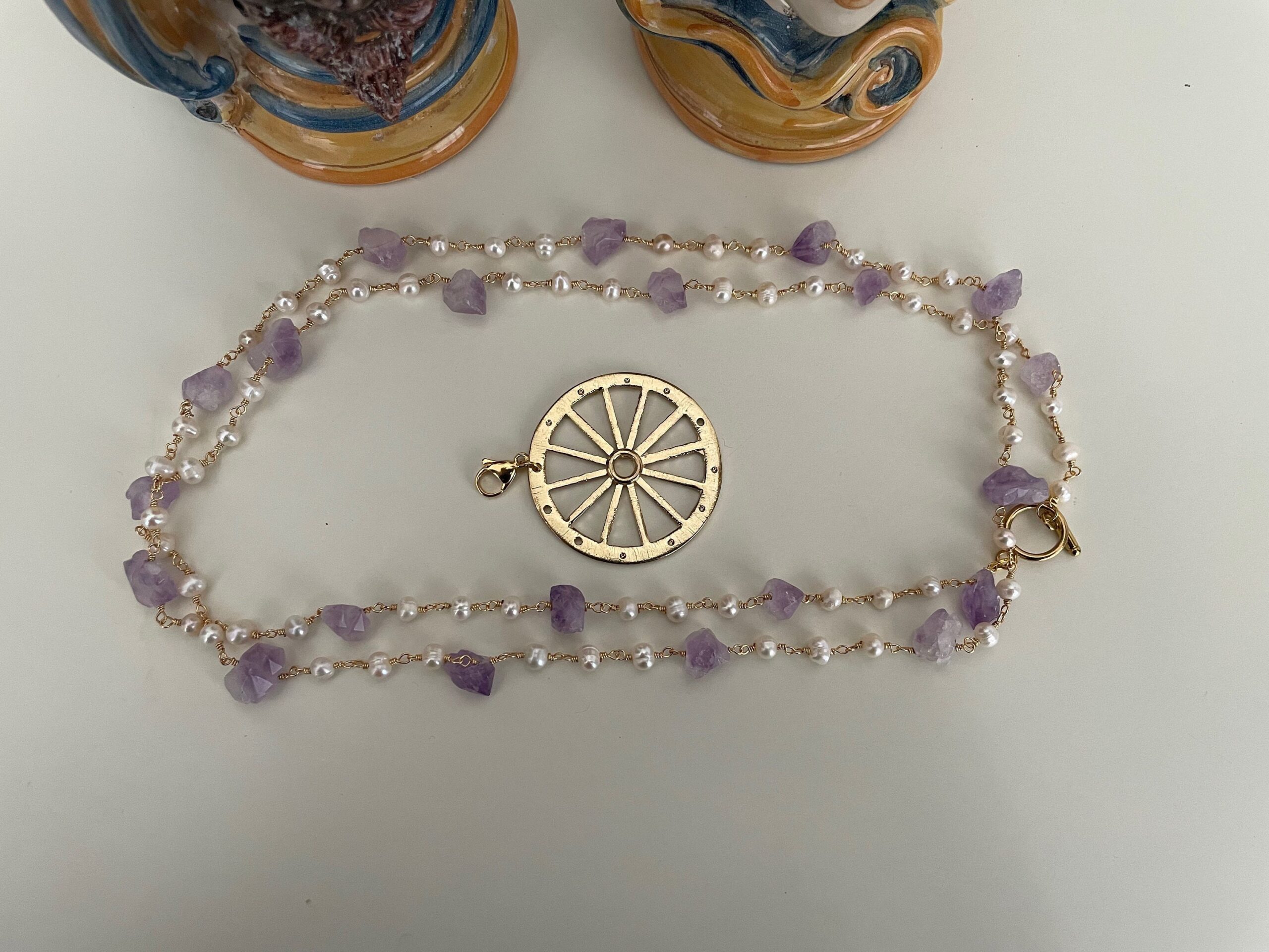 Collana siciliana con sassi di ametista, perle di fiume e ciondolo ruota di carretto. Collane caratteristiche siciliane