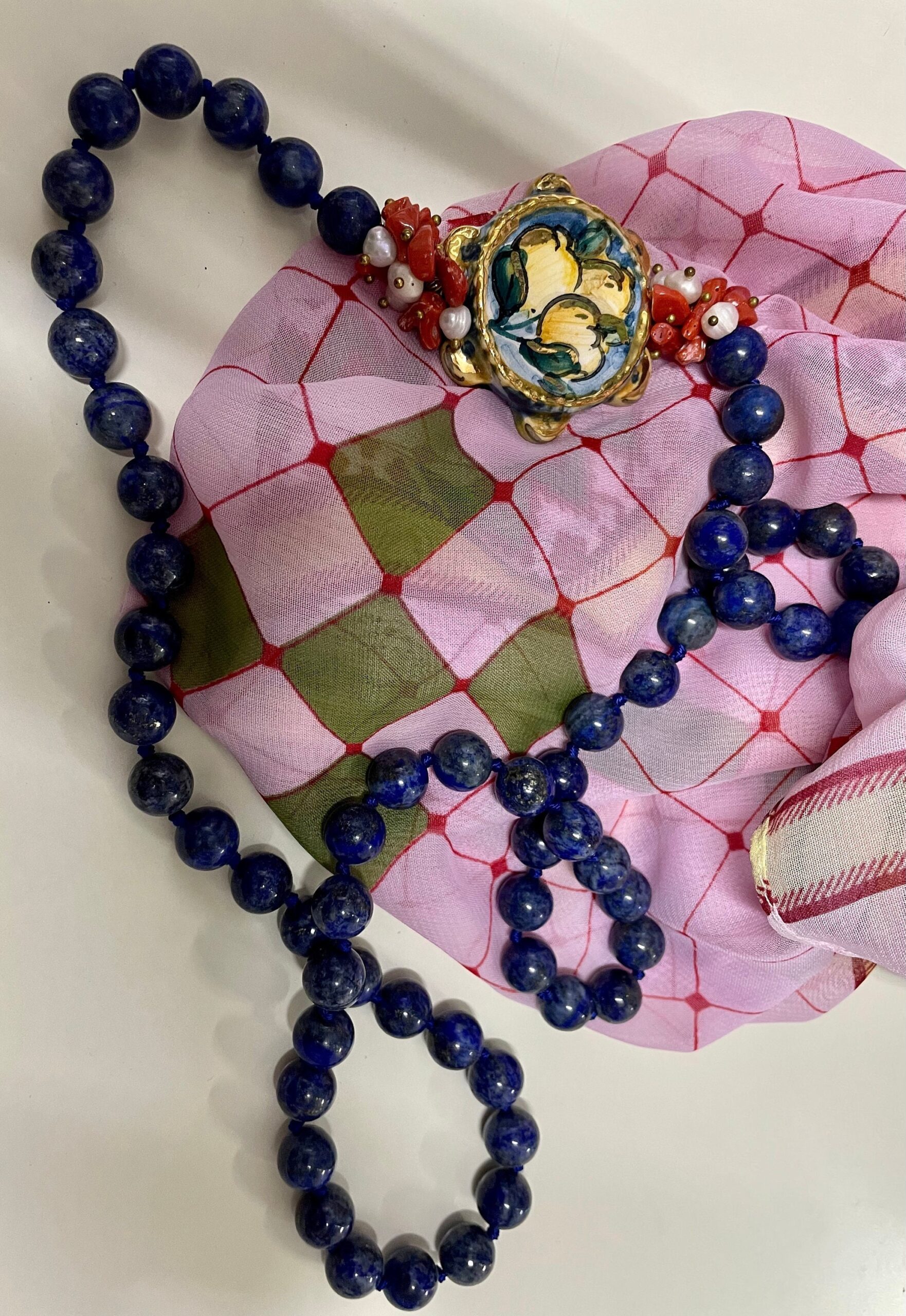Collana siciliana, collana annodata a mano, collana di lapislazzuli, tamburello di ceramica Caltagirone, collana elegante, regalo per lei. Collane caratteristiche siciliane