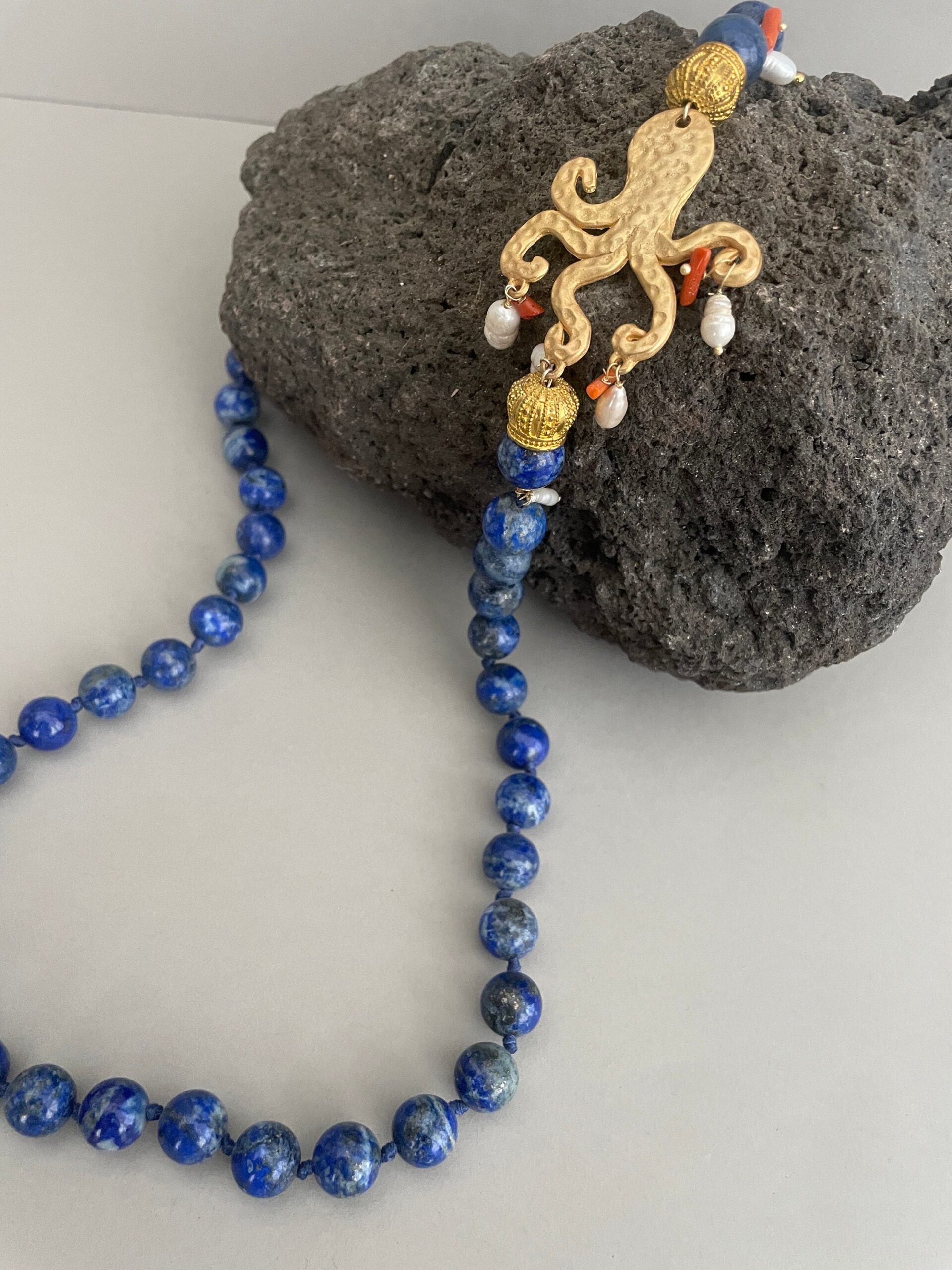 Collana siciliana, collana annodata a mano, collana di lapislazzuli, grande polipo di Zama oro, collana elegante, regalo per lei. Collane caratteristiche siciliane