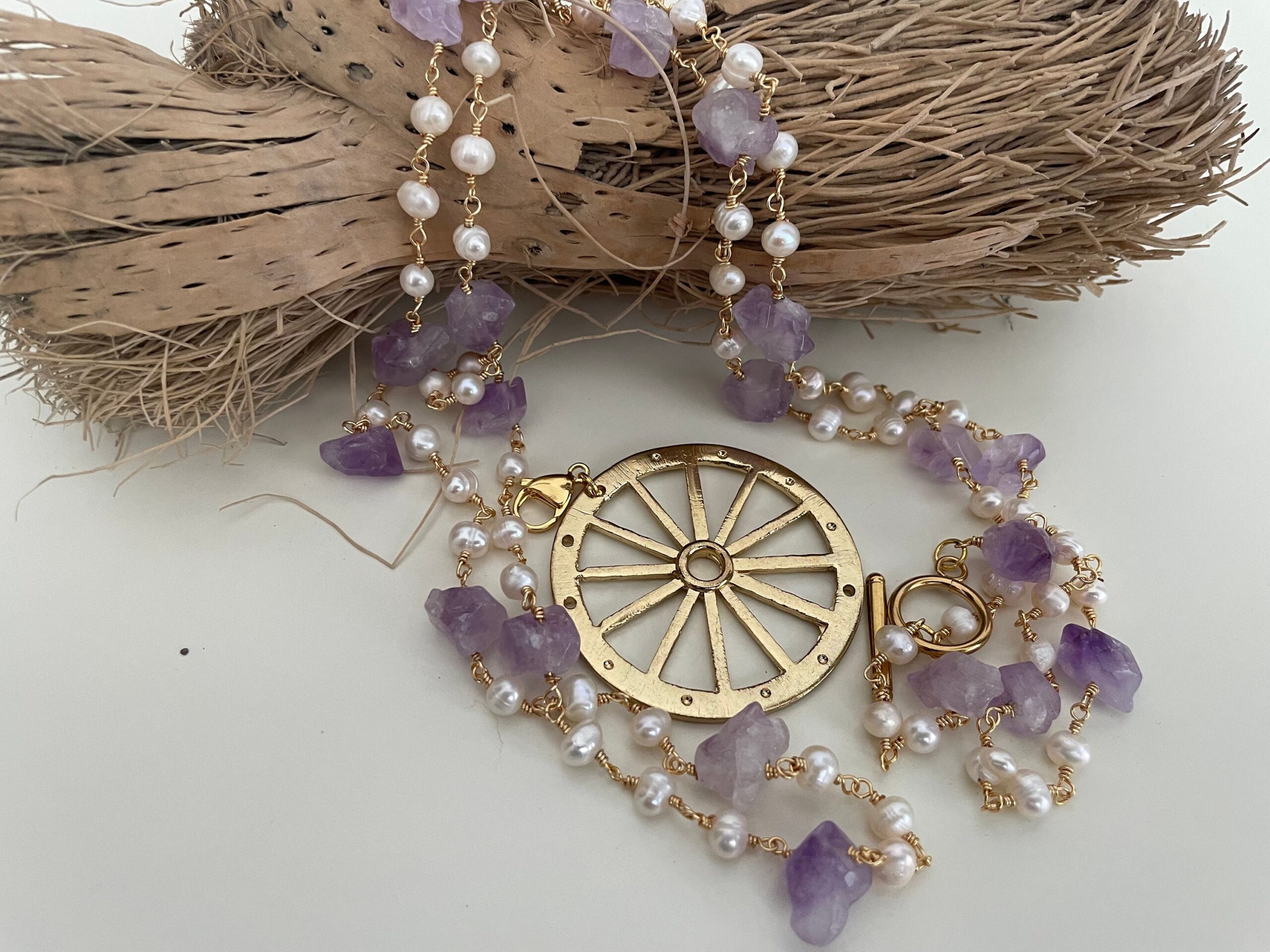 Collana siciliana con sassi di ametista, perle di fiume e ciondolo ruota di carretto. Collane caratteristiche siciliane