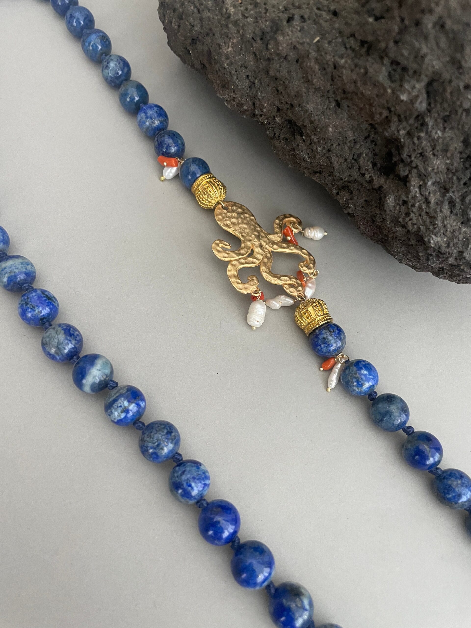 Collana siciliana, collana annodata a mano, collana di lapislazzuli, grande polipo di Zama oro, collana elegante, regalo per lei. Collane caratteristiche siciliane