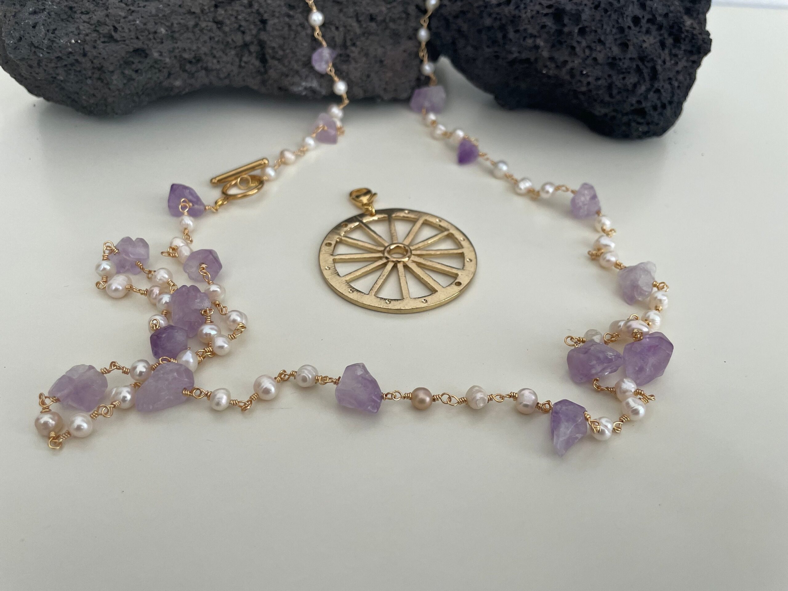 Collana siciliana con sassi di ametista, perle di fiume e ciondolo ruota di carretto. Collane caratteristiche siciliane
