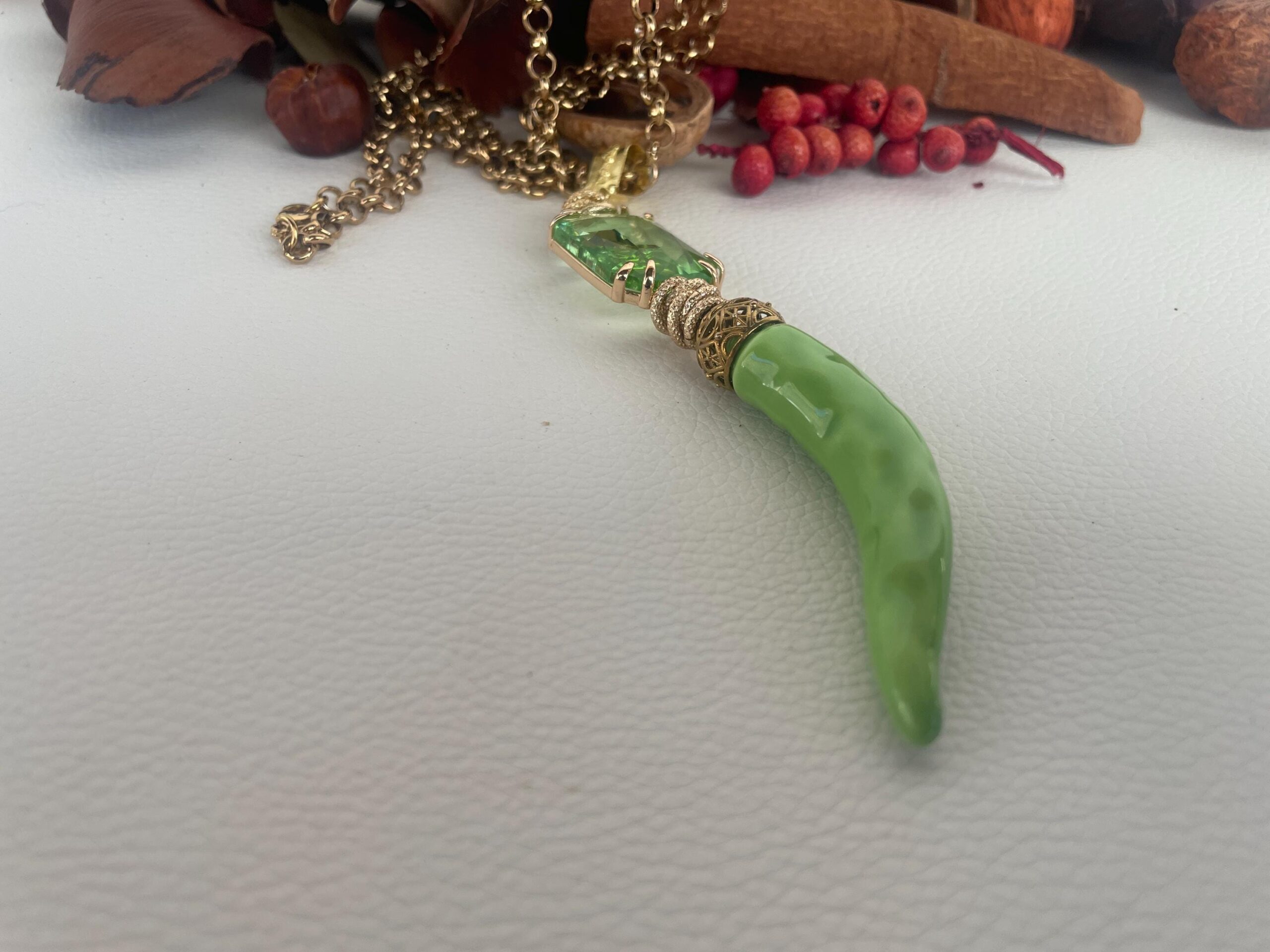 Collana con catena lunga, catena Rolò in acciaio inox oro, maxi ciondolo con cristallo e grande Corno in ceramica Caltagirone. Collane caratteristiche siciliane