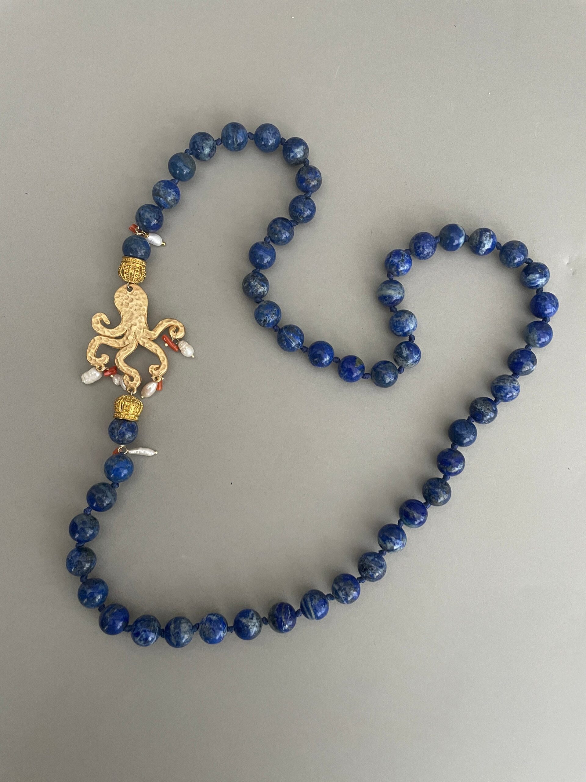 Collana siciliana, collana annodata a mano, collana di lapislazzuli, grande polipo di Zama oro, collana elegante, regalo per lei. Collane caratteristiche siciliane