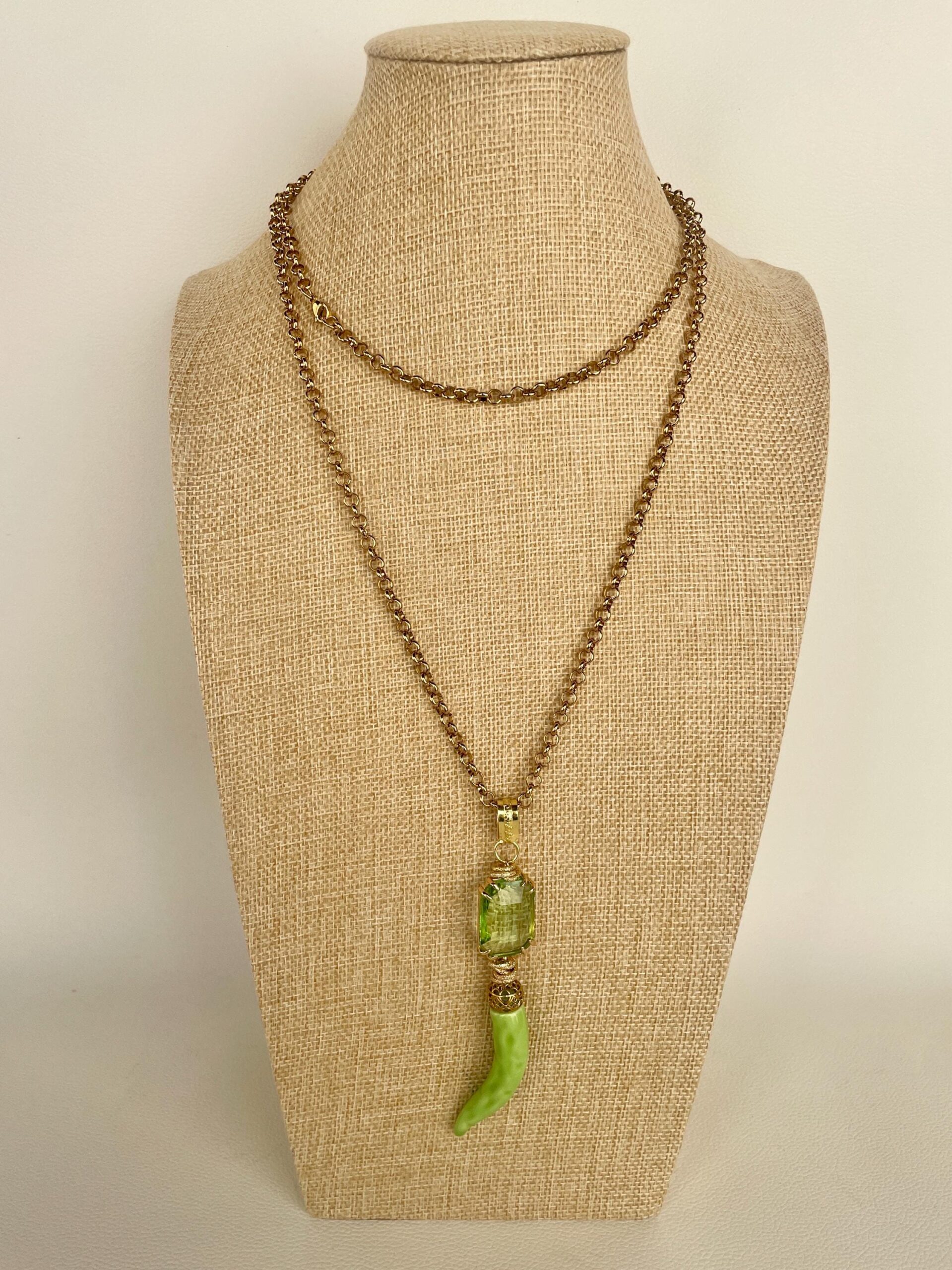 Collana con catena lunga, catena Rolò in acciaio inox oro, maxi ciondolo con cristallo e grande Corno in ceramica Caltagirone. Collane caratteristiche siciliane