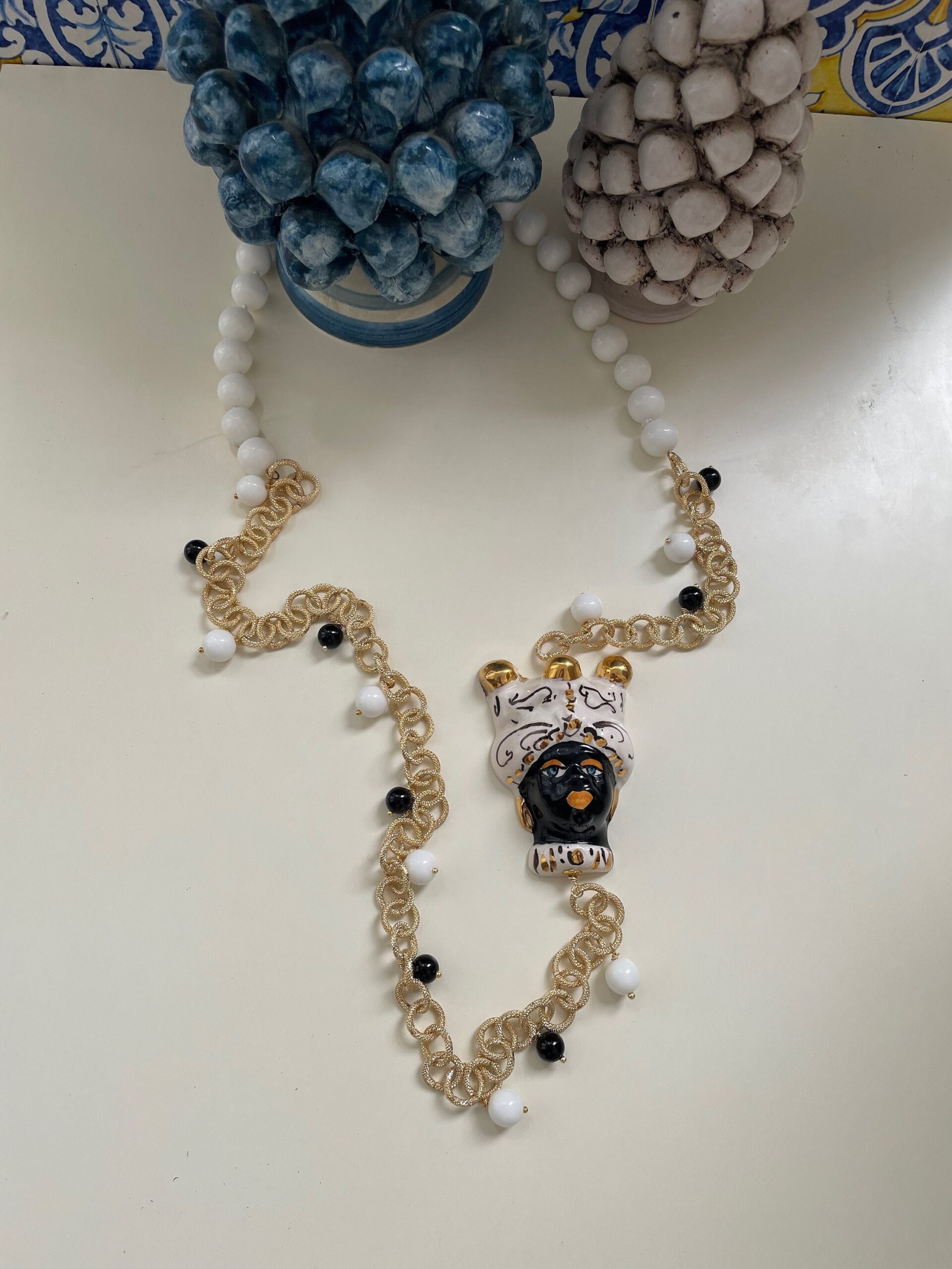 Collana siciliana con testa di moro in ceramica di Caltagirone, bianca e nera, agata bianca e onice. regalo per lei. Collane caratteristiche siciliane