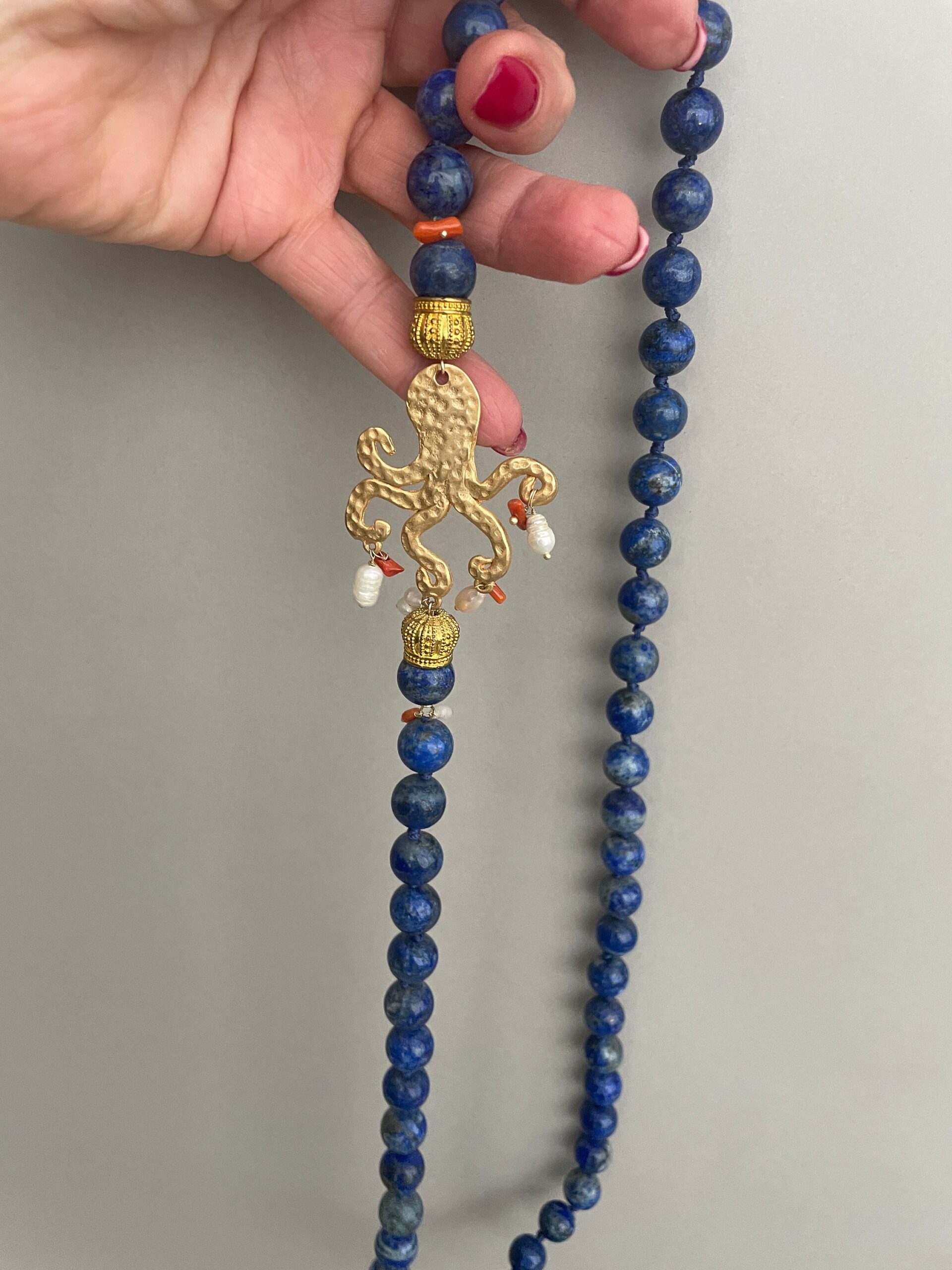 Collana siciliana, collana annodata a mano, collana di lapislazzuli, grande polipo di Zama oro, collana elegante, regalo per lei. Collane caratteristiche siciliane