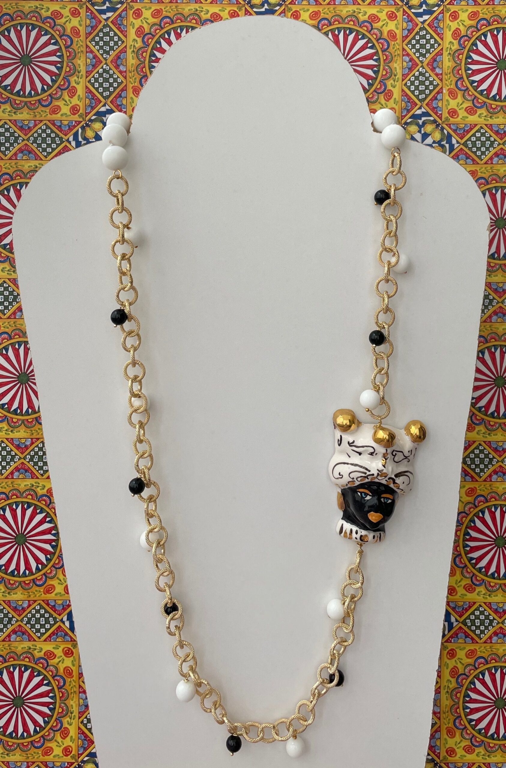 Collana siciliana con testa di moro in ceramica di Caltagirone, bianca e nera, agata bianca e onice. regalo per lei. Collane caratteristiche siciliane