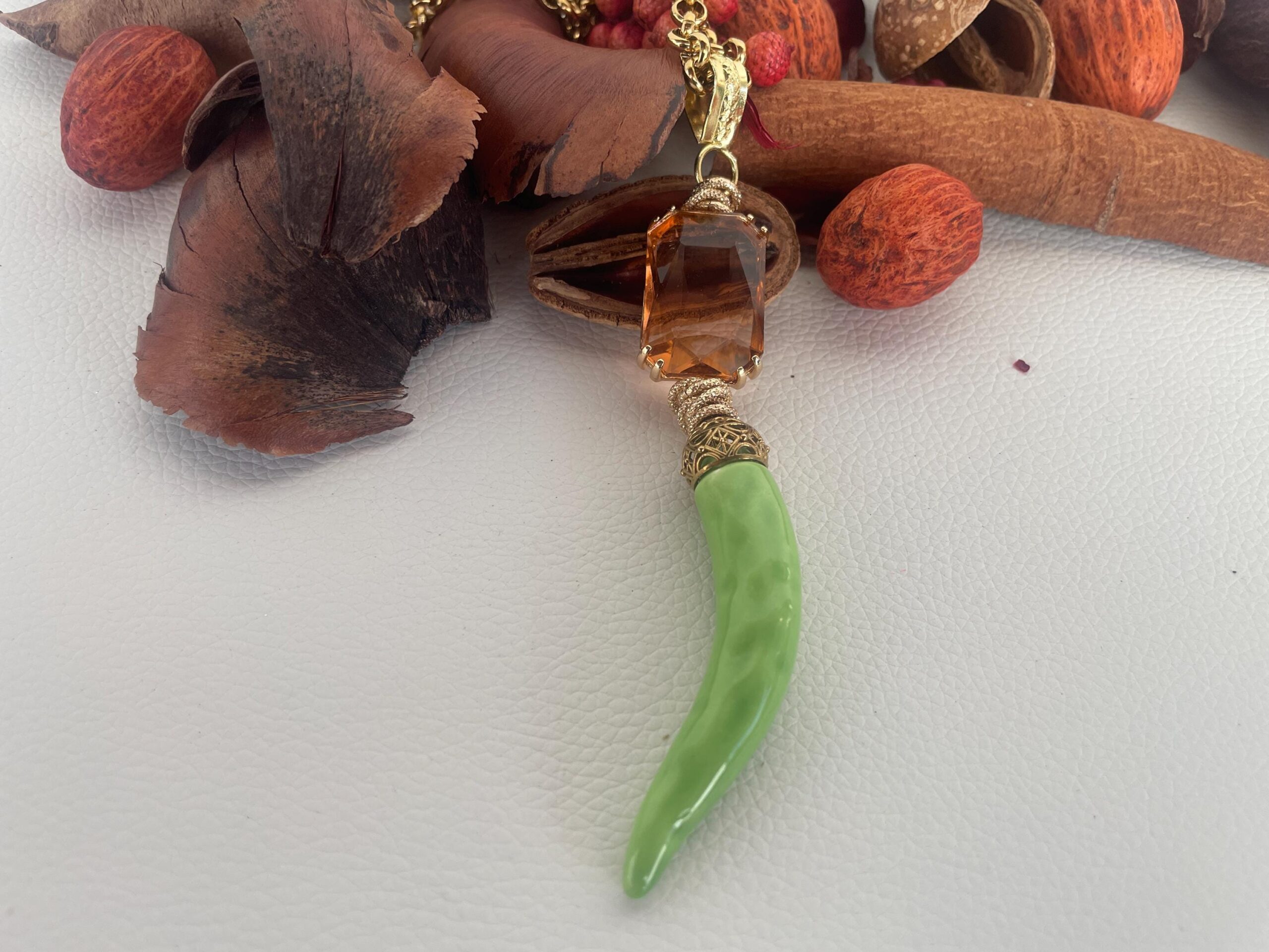 Collana con catena lunga, catena Rolò in acciaio inox oro, maxi ciondolo con cristallo e grande Corno in ceramica Caltagirone. Collane caratteristiche siciliane