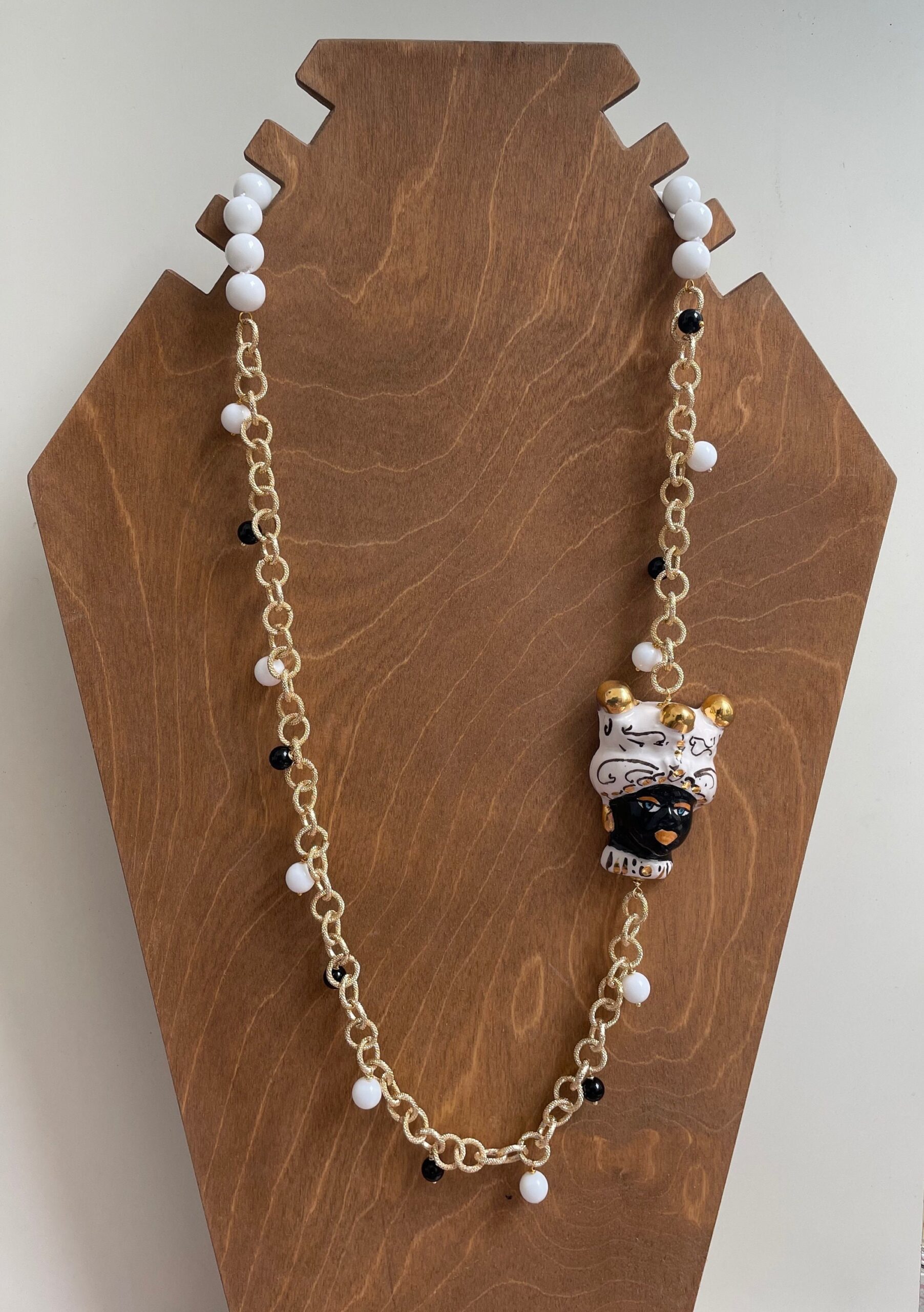 Collana siciliana con testa di moro in ceramica di Caltagirone, bianca e nera, agata bianca e onice. regalo per lei. Collane caratteristiche siciliane