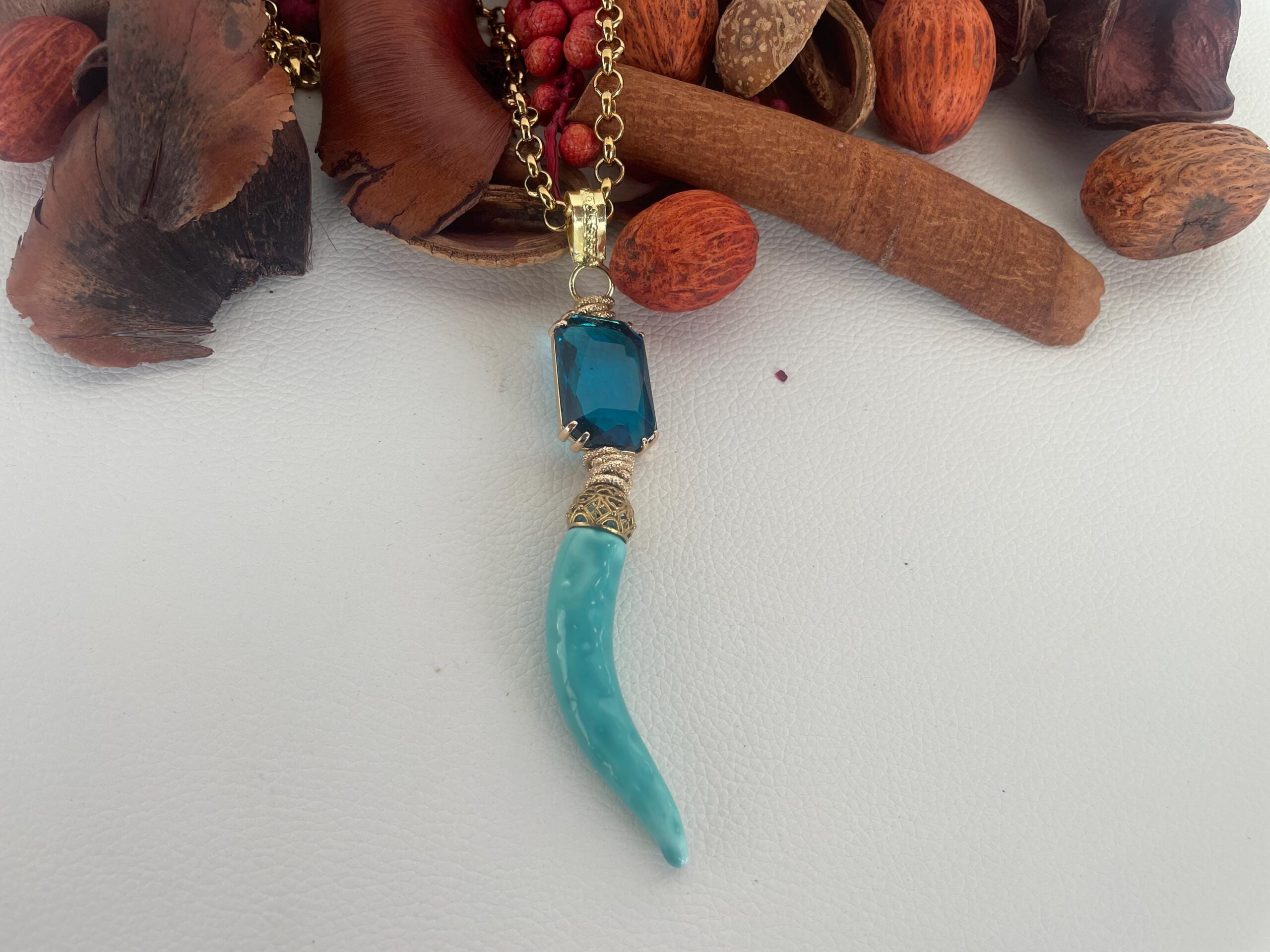 Collana con catena lunga, catena Rolò in acciaio inox oro, maxi ciondolo con cristallo e grande Corno in ceramica Caltagirone. Collane caratteristiche siciliane