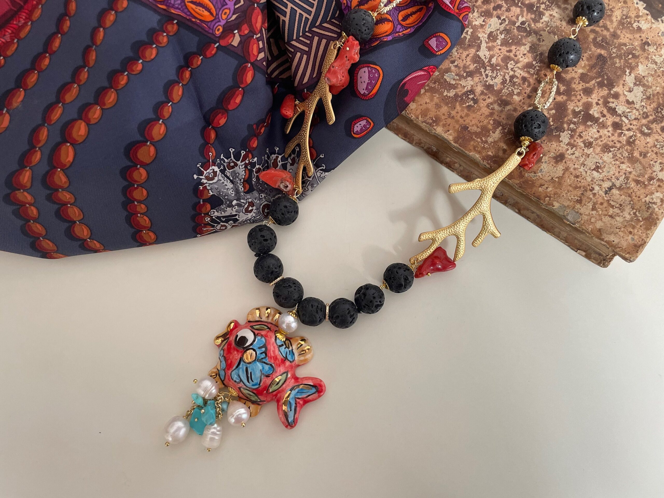 Collana siciliana con lava, rami corallo in ottone e pesce in ceramica di Caltagirone. Collane caratteristiche siciliane