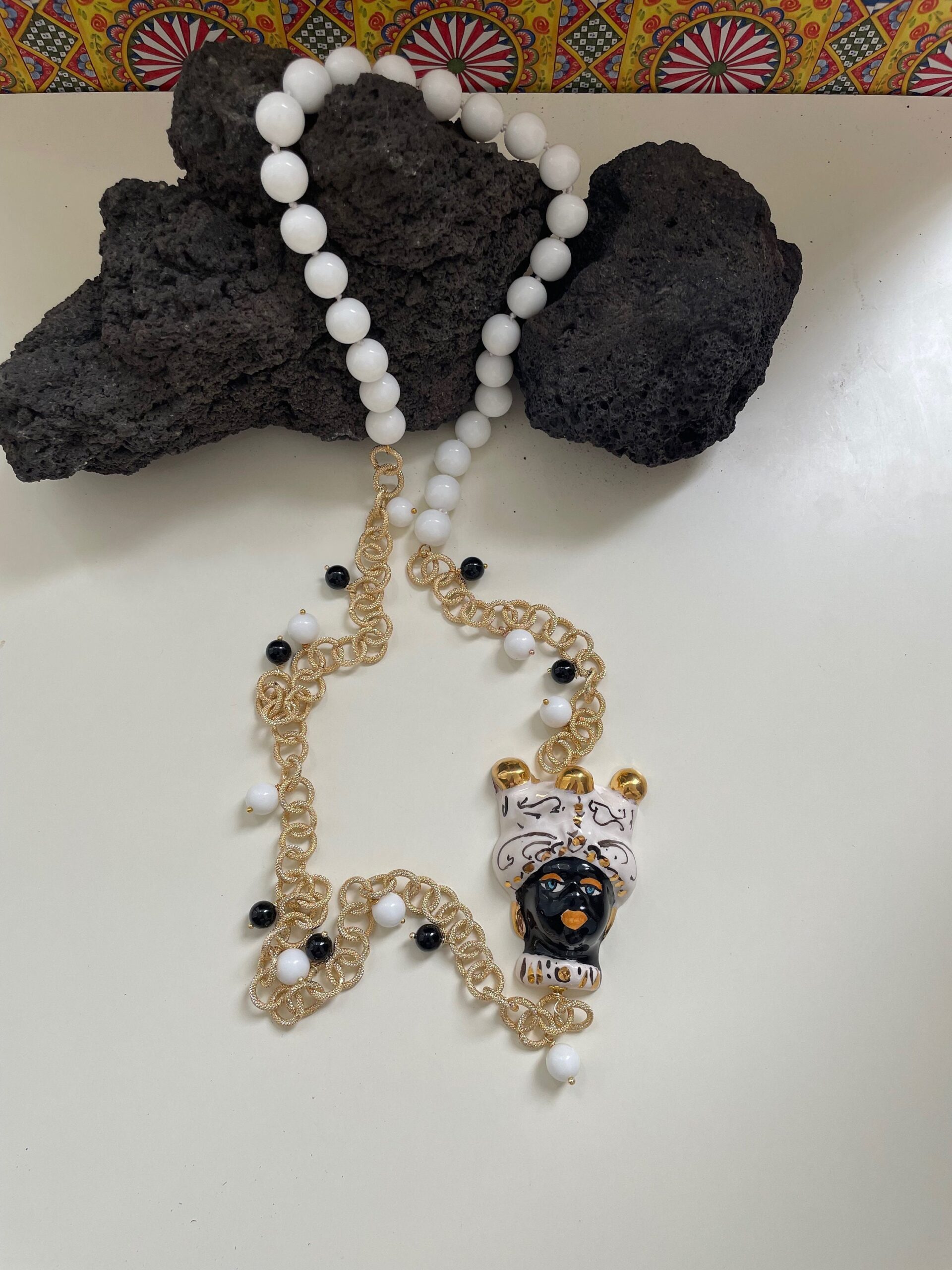 Collana siciliana con testa di moro in ceramica di Caltagirone, bianca e nera, agata bianca e onice. regalo per lei. Collane caratteristiche siciliane