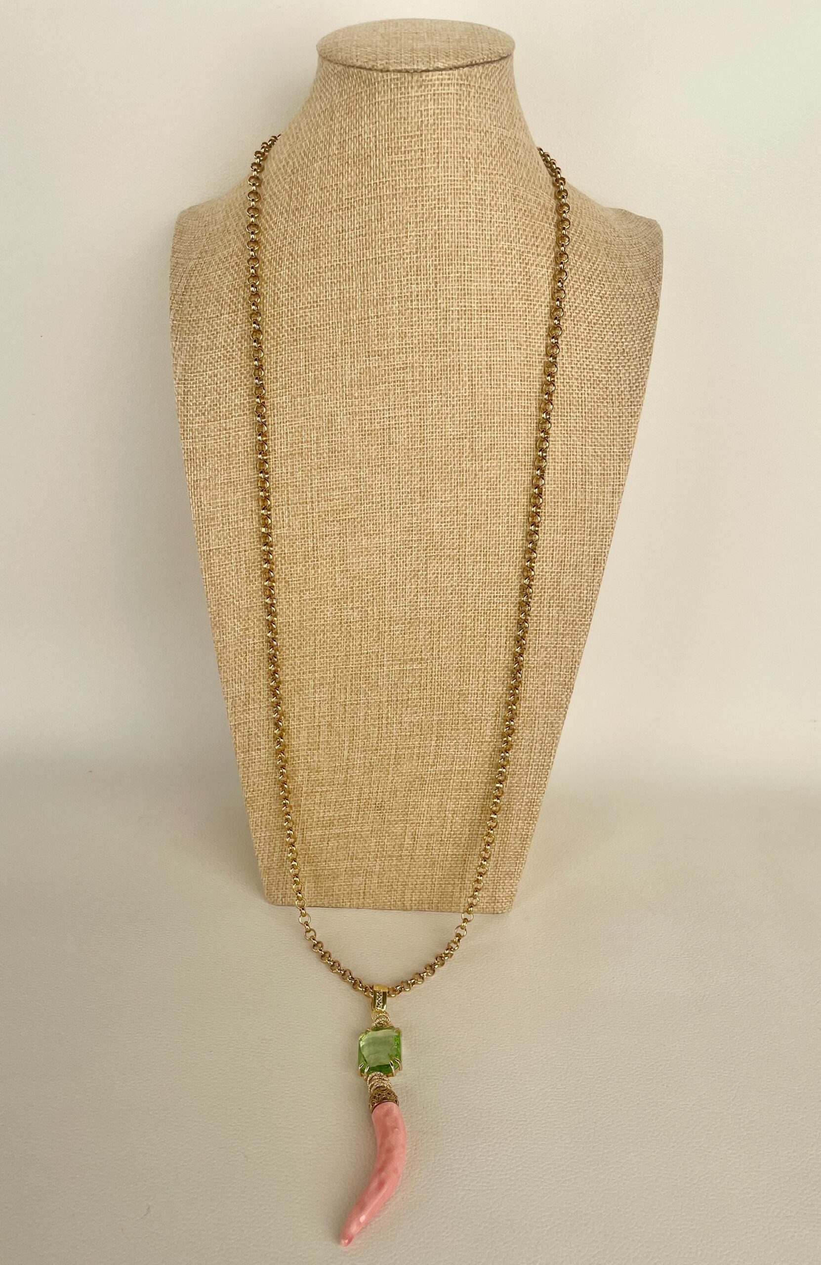 Collana con catena lunga, catena Rolò in acciaio inox oro, maxi ciondolo con cristallo e grande Corno in ceramica Caltagirone. Collane caratteristiche siciliane