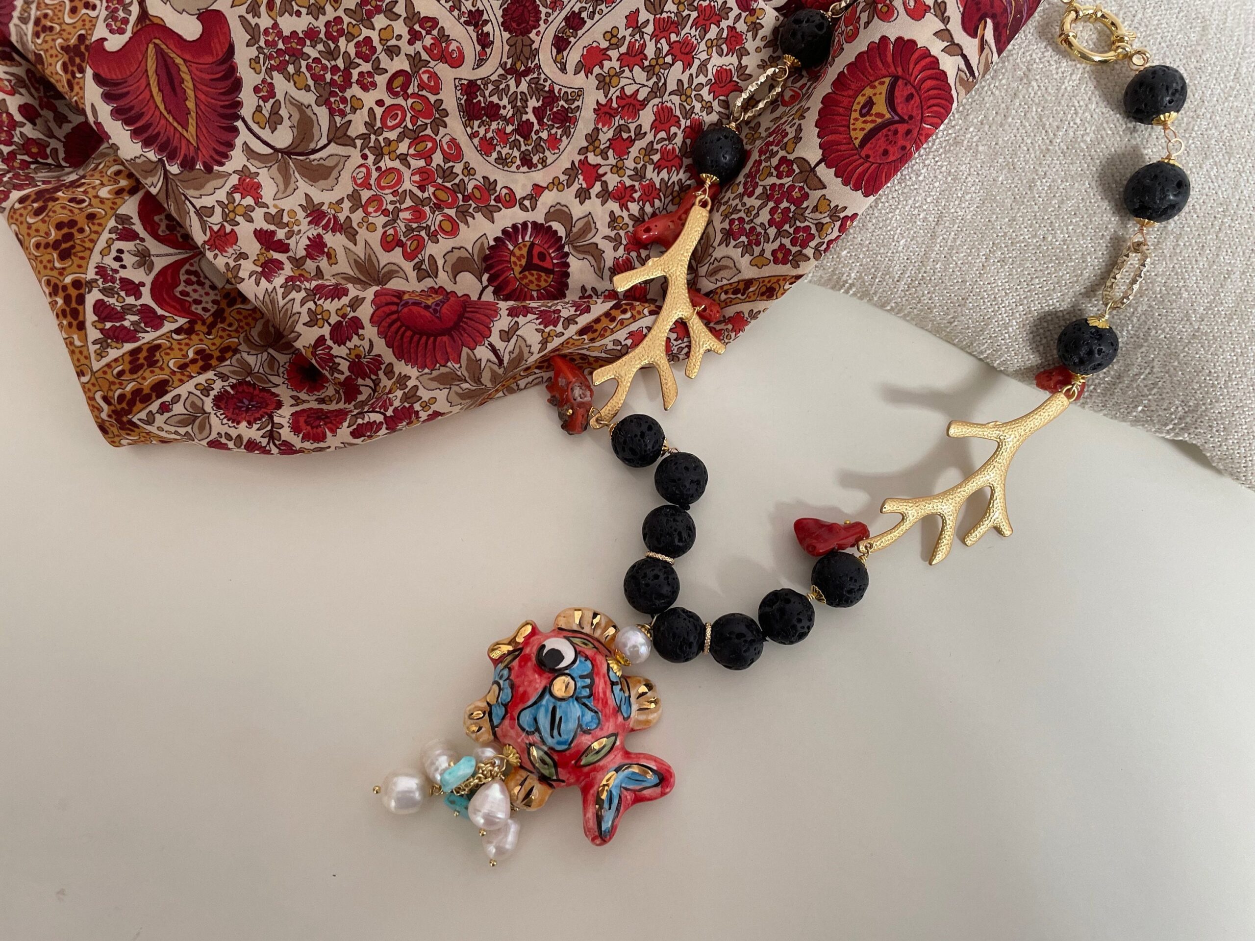 Collana siciliana con lava, rami corallo in ottone e pesce in ceramica di Caltagirone. Collane caratteristiche siciliane