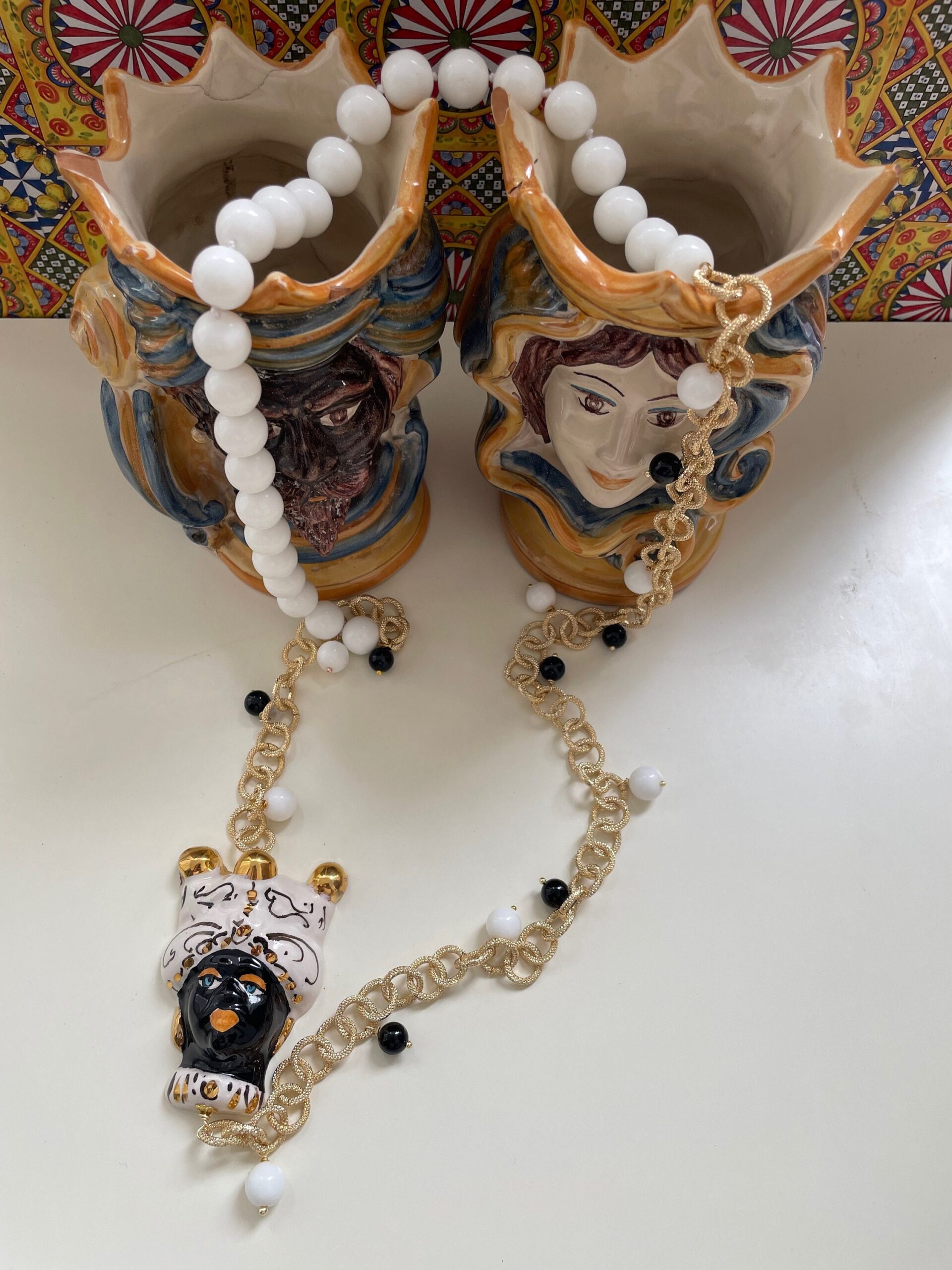 Collana siciliana con testa di moro in ceramica di Caltagirone, bianca e nera, agata bianca e onice. regalo per lei. Collane caratteristiche siciliane