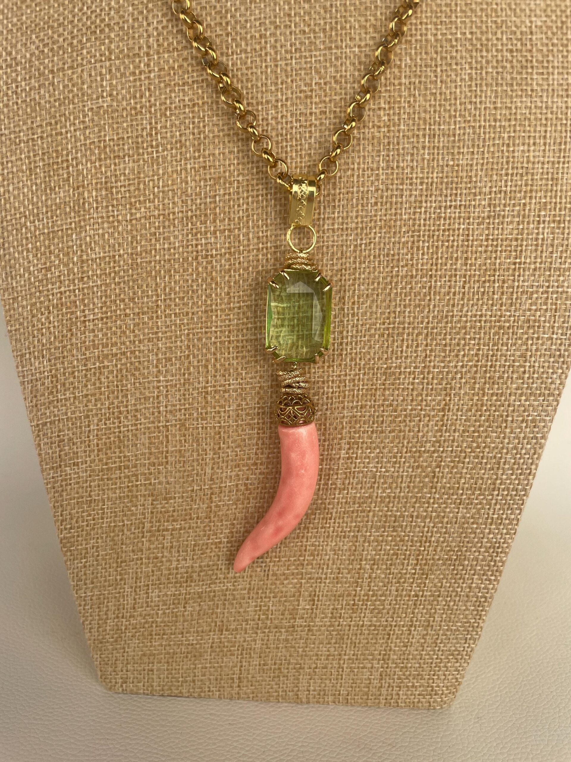 Collana con catena lunga, catena Rolò in acciaio inox oro, maxi ciondolo con cristallo e grande Corno in ceramica Caltagirone. Collane caratteristiche siciliane