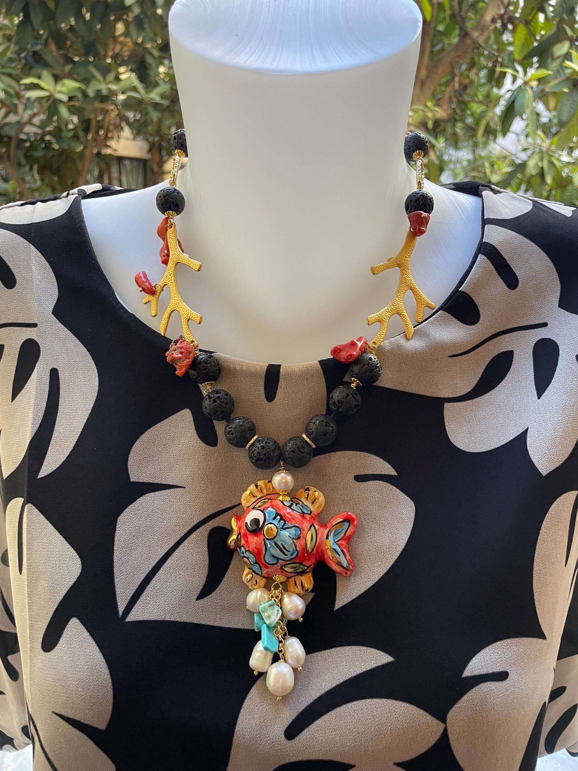 Collana siciliana con lava, rami corallo in ottone e pesce in ceramica di Caltagirone. Collane caratteristiche siciliane